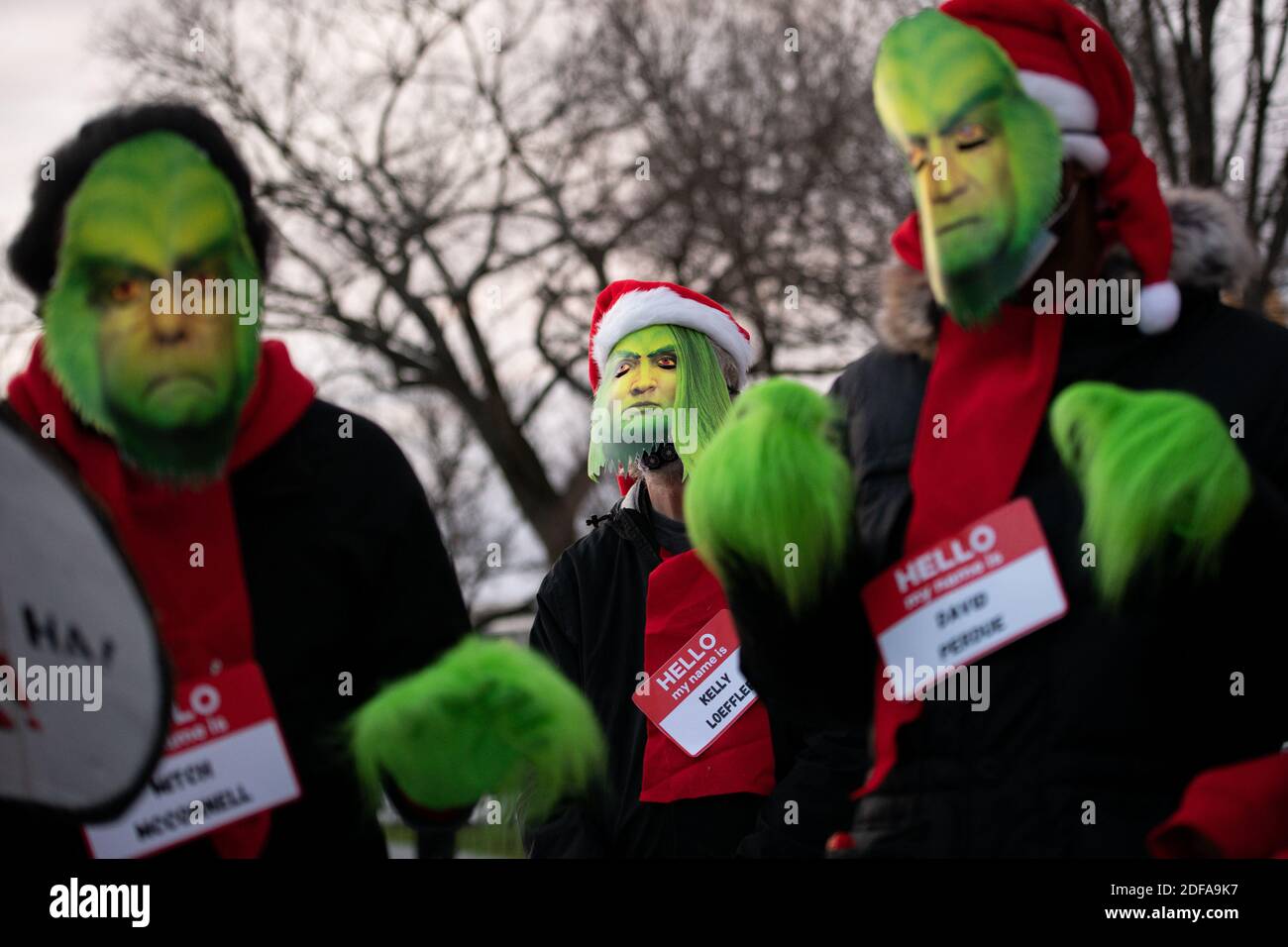 Demonstranten mit mehreren Aktivistengruppen fordern zusätzliche staatliche Anreize und andere COVID-Hilfsmaßnahmen außerhalb der National Christmas Tree Lighting, nahe dem Weißen Haus, in Washington, DC, am 3. Dezember 2020 inmitten der Coronavirus-Pandemie. Während des Protestes „der Senator, der #ReliefForTheHolidays gestohlen hat“ spielten Demonstranten Szenen aus „der Grinch, der Weihnachten gestohlen hat“ aus, die für die Ausgaben für Coronavirus-Entlastung aufriefen und die Republikaner im Kongress beschuldigen, insbesondere den Mehrheitsführer des Senats Mitch McConnell, Senator Kelly Loeffler und Senator David Perdue. (Graeme Sloan/Sipa USA) Stockfoto