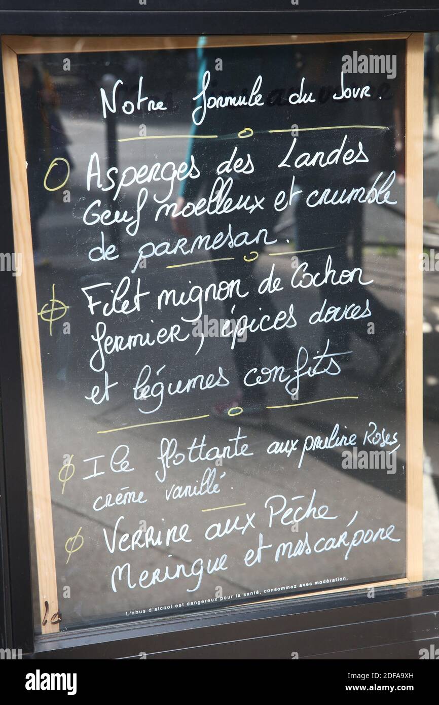 Das gastronomische Restaurant Le Verbalon hat ein "Take Away"-Menü kreiert, um der Krise des Coronavirus Covid-19 zu begegnen, da die Restaurants in Frankreich immer noch geschlossen sind. Jean-Christophe und Odile, die Eigentümer dieses Restaurants im 14. Pariser Arrondissement, bereiten das Tagesmenü zum Mitnehmen zu. Foto von Jerome Domine/ABACAPRESS.COM Stockfoto