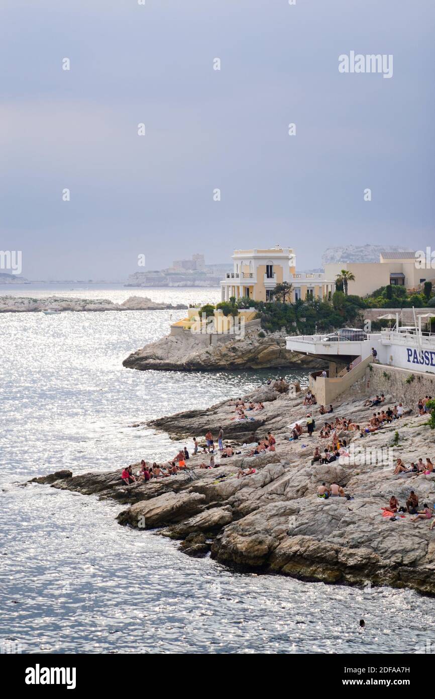 Trotz der Schließung der Strände von Marseille versammeln sich die Bewohner von Marseille am 23. Mai 2020 an der Küste in der Bucht Fausse Monnaie unter dem Petit Nice in Marseille, Frankreich. Foto von Julien Poupart/ABACAPRESS.COM Stockfoto