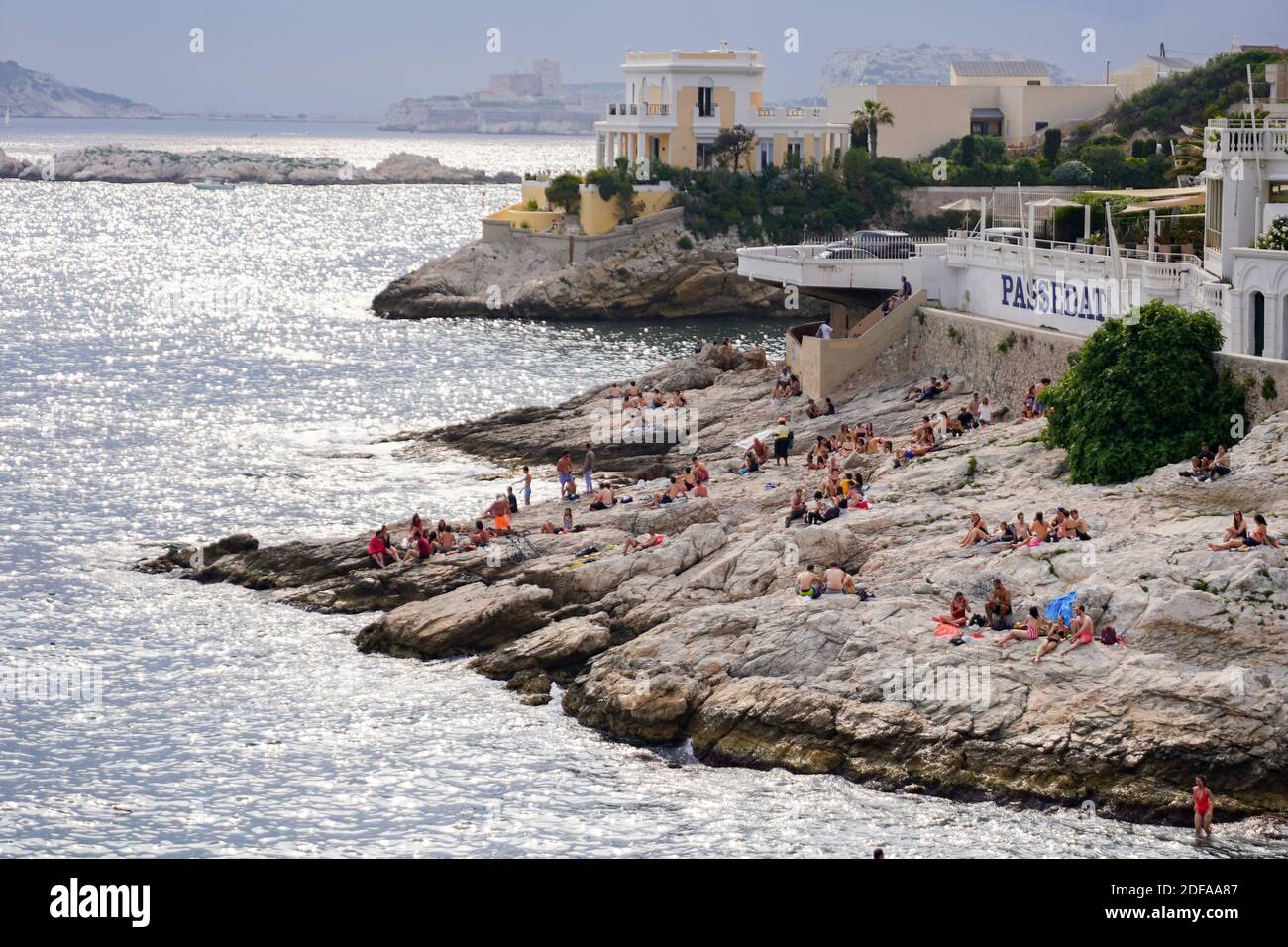 Trotz der Schließung der Strände von Marseille versammeln sich die Bewohner von Marseille am 23. Mai 2020 an der Küste in der Bucht Fausse Monnaie unter dem Petit Nice in Marseille, Frankreich. Foto von Julien Poupart/ABACAPRESS.COM Stockfoto