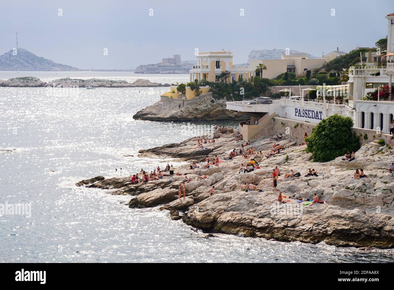 Trotz der Schließung der Strände von Marseille versammeln sich die Bewohner von Marseille am 23. Mai 2020 an der Küste in der Bucht Fausse Monnaie unter dem Petit Nice in Marseille, Frankreich. Foto von Julien Poupart/ABACAPRESS.COM Stockfoto