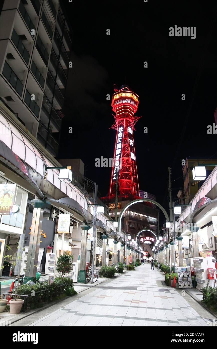 Osaka, Japan. Dezember 2020. Der Tsutenkaku-Turm ist am 3. Dezember 2020 in Osaka, Westjapan, rot beleuchtet, nachdem die Präfekturregierung von Osaka am Donnerstag ihre Warnung vor dem Coronavirus auf ein Notfallniveau angehoben hatte. Quelle: AFLO/Alamy Live News Stockfoto