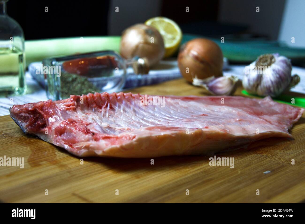 Rohes frisches Karpfenfischfilet auf einem Schneidebrett. Background. Stockfoto