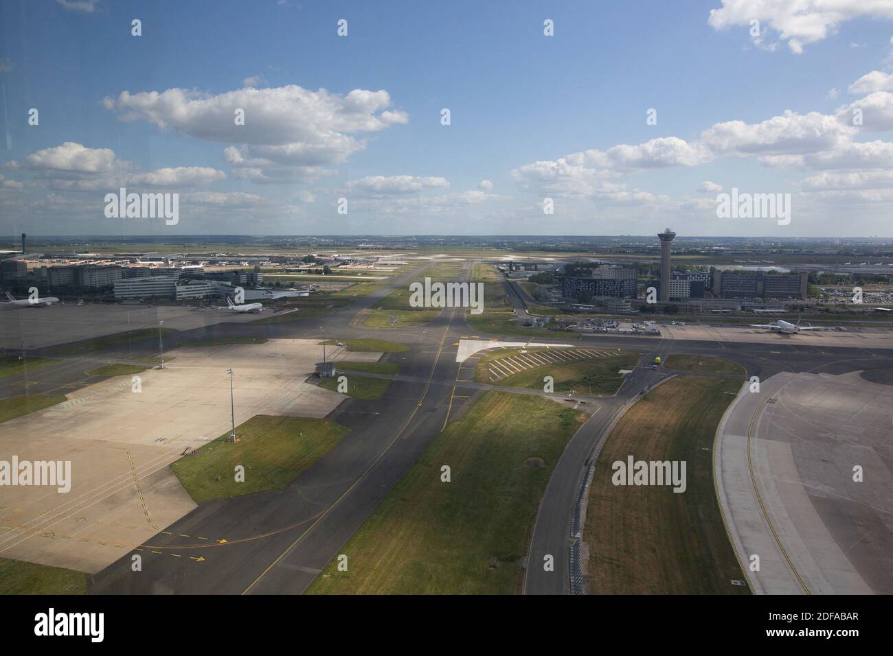 Eine allgemeine Ansicht der Asphaltbahn vom Kontrollturm am Flughafen Paris-Charles de Gaulle in Roissy-en-France in der Nähe von Paris Frankreich, am 25. Mai 2020. Foto von Raphael Lafargue/ABACAPRESS.COM Stockfoto