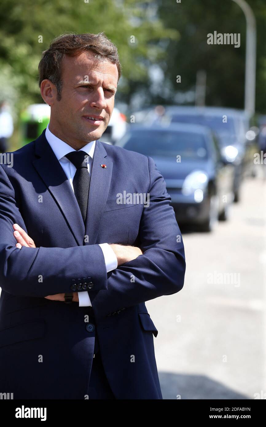 Präsident Emmanuel Macron besucht am 26. Mai 2020 die Fabrik des Herstellers Valeo in Etaples, in der Nähe von Le Touquet, Nordfrankreich, als Teil der Einführung eines Plans zur Rettung der französischen Automobilindustrie. Foto von Franck Crusiaux/Pool/ABACAPRESS.COM Stockfoto