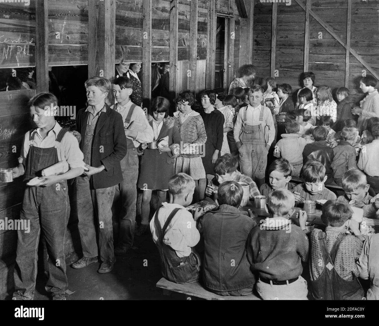 American Red Cross Freiwillige Kochen und Mittagessen für ländliche Schüler, alle Dürre Opfer, Lonoke County, Arkansas, USA, Lewis Wickes Hine, American National Red Cross Collection, 1930 Stockfoto