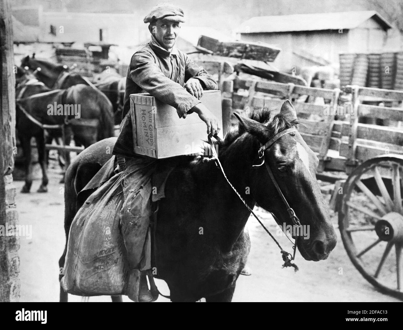 Man on Horseback, ein Opfer der Dürre, reiste 25 Meilen von den Bergen, um American Red Cross Food Rations, Paintsville, Kentucky, USA, Lewis Wickes Hine, American National Red Cross Collection, 1930 zu erhalten Stockfoto