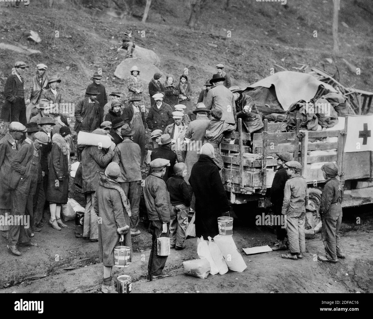 Alle Dürreopfer in der isolierten Berggemeinde, Erhalt von Lebensmittelbestellungen vom Amerikanischen Roten Kreuz, Floyd County, Kentucky, USA, Lewis Wickes Hine, American National Red Cross Collection, 1930 Stockfoto