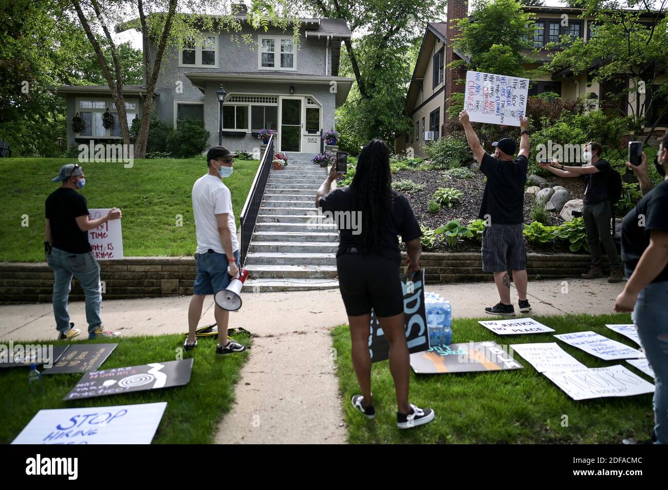 KEIN FILM, KEIN VIDEO, KEIN Fernsehen, KEIN DOKUMENTARFILM - EIN paar Dutzend Demonstranten fordern Gerechtigkeit für George Floyd vor dem Haus von Hennepin County Attorney Mike Freeman in Minneapolis, MN, USA am Mittwoch, 27. Mai 2020. Foto von Aaron Lavinsky/Minneapolis Star Tribune/TNS/ABACAPRESS.COM Stockfoto