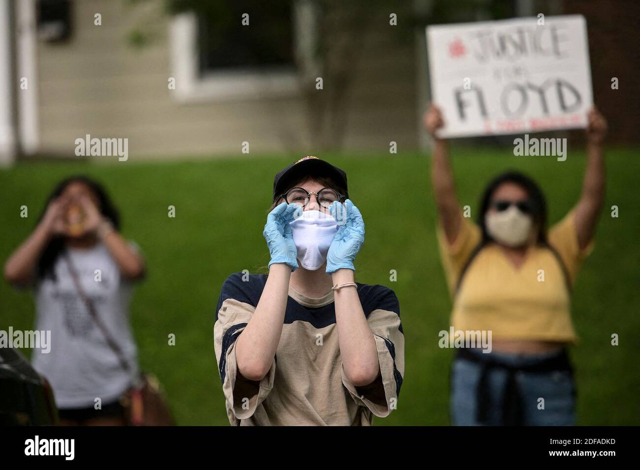 KEIN FILM, KEIN VIDEO, KEIN Fernsehen, KEIN DOKUMENTARFILM - Michelle Mullowney, von Minneapolis, fordert Gerechtigkeit für George Floyd vor dem Haus von Hennepin County Attorney Mike Freeman in Minneapolis am Mittwoch, 27. Mai 2020. Foto von Aaron Lavinsky/Minneapolis Star Tribune/TNS/ABACAPRESS.COM Stockfoto