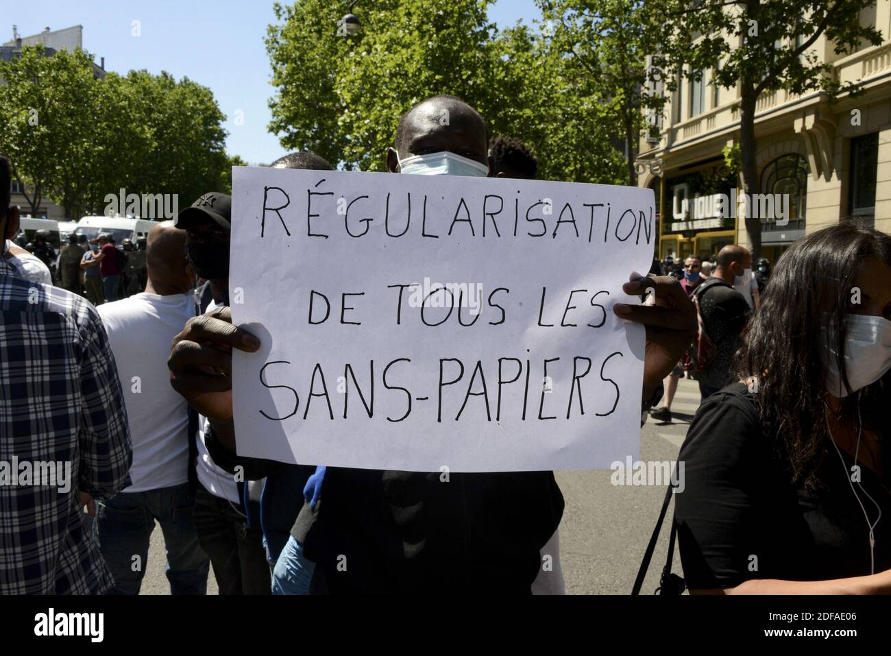 Demonstration von mehreren tausend undokumentierten Migranten, die ihre Regularisierung und die Schließung von administrativen Haftanstalten in Paris, Frankreich, am 30. Mai 2020 forderten. Foto von Georges Darmon/Avenir Pictures/ABACAPRESS.COM Stockfoto