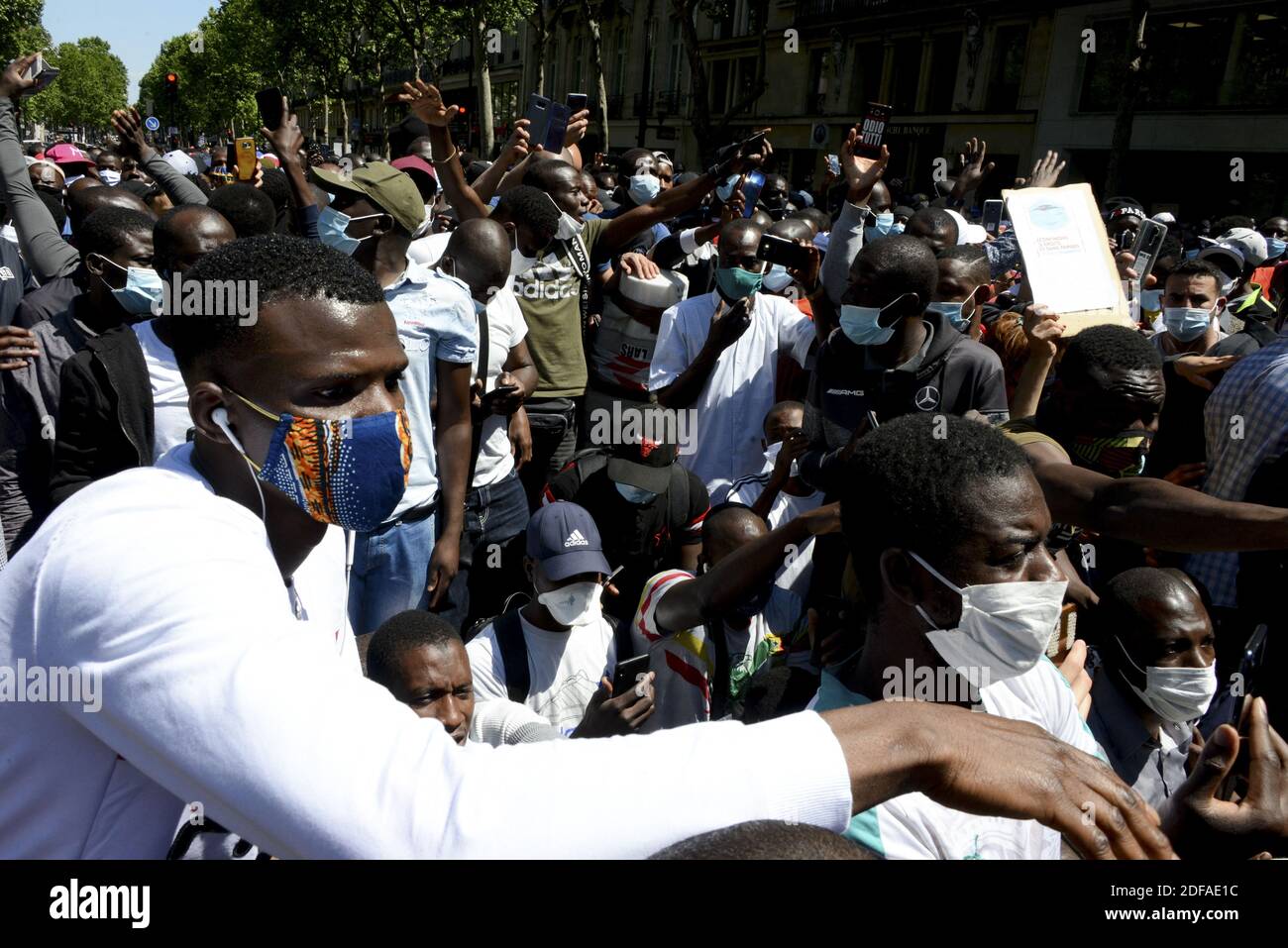 Demonstration von mehreren tausend undokumentierten Migranten, die ihre Regularisierung und die Schließung von administrativen Haftanstalten in Paris, Frankreich, am 30. Mai 2020 forderten. Foto von Georges Darmon/Avenir Pictures/ABACAPRESS.COM Stockfoto