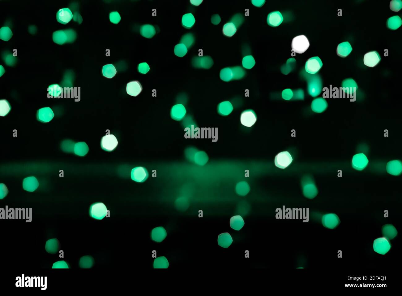 Grüne Glühlampen verwischen Matrix. Defokussierte Hintergrund für Text oder Design eingefügt Stockfoto