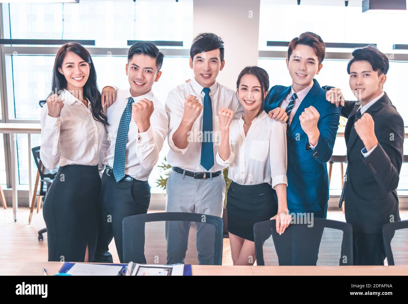 Erfolgreiches Business-Team mit zufriedenen Mitarbeitern Stockfoto