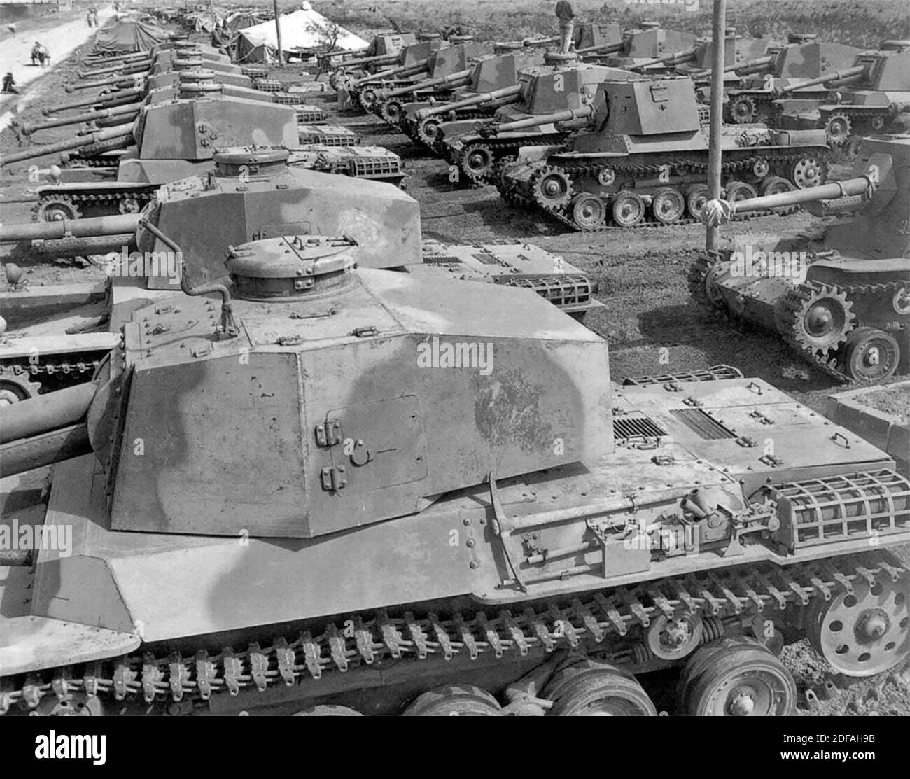 Typ 3 Chi-Nu Panzer der 4. Panzerdivision, mit ein paar Typ 3 Ho-Ni III selbstfahrenden Kanonen unter ihnen, 1945 Stockfoto