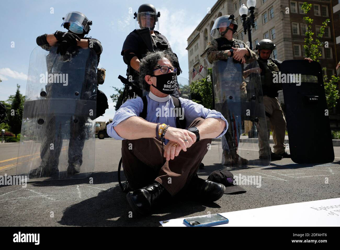 Ein Mitglied des Klerus sitzt auf einem Boden während eines Protests gegen den Tod in Minneapolis Sorgerecht von George Floyd, in der Nähe des Weißen Hauses in Washington am 3. Juni 2020. Foto von Yuri Gripas/ABACAPRESS.COM Stockfoto
