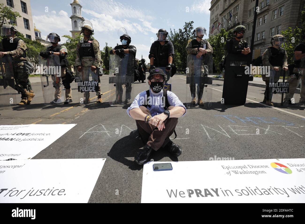 Ein Mitglied des Klerus sitzt auf einem Boden während eines Protests gegen den Tod in Minneapolis Sorgerecht von George Floyd, in der Nähe des Weißen Hauses in Washington am 3. Juni 2020. Foto von Yuri Gripas/ABACAPRESS.COM Stockfoto
