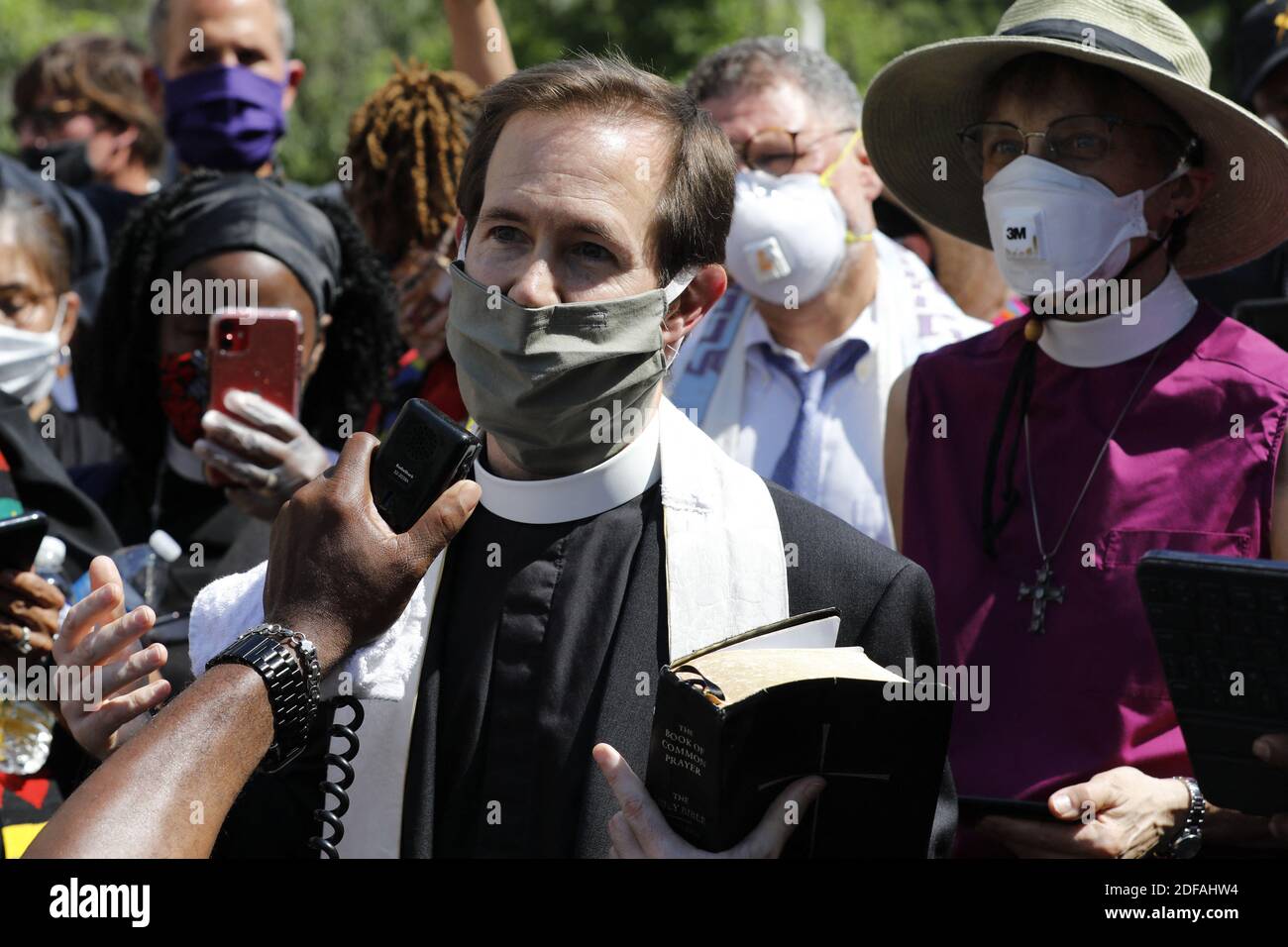 Ein Mitglied des Klerus hält eine bibel bei einer Mahnwache während eines Protestes gegen den Tod in Minneapolis Sorgerecht von George Floyd, in der Nähe des Weißen Hauses in Washington am 3. Juni 2020. Foto von Yuri Gripas/ABACAPRESS.COM Stockfoto