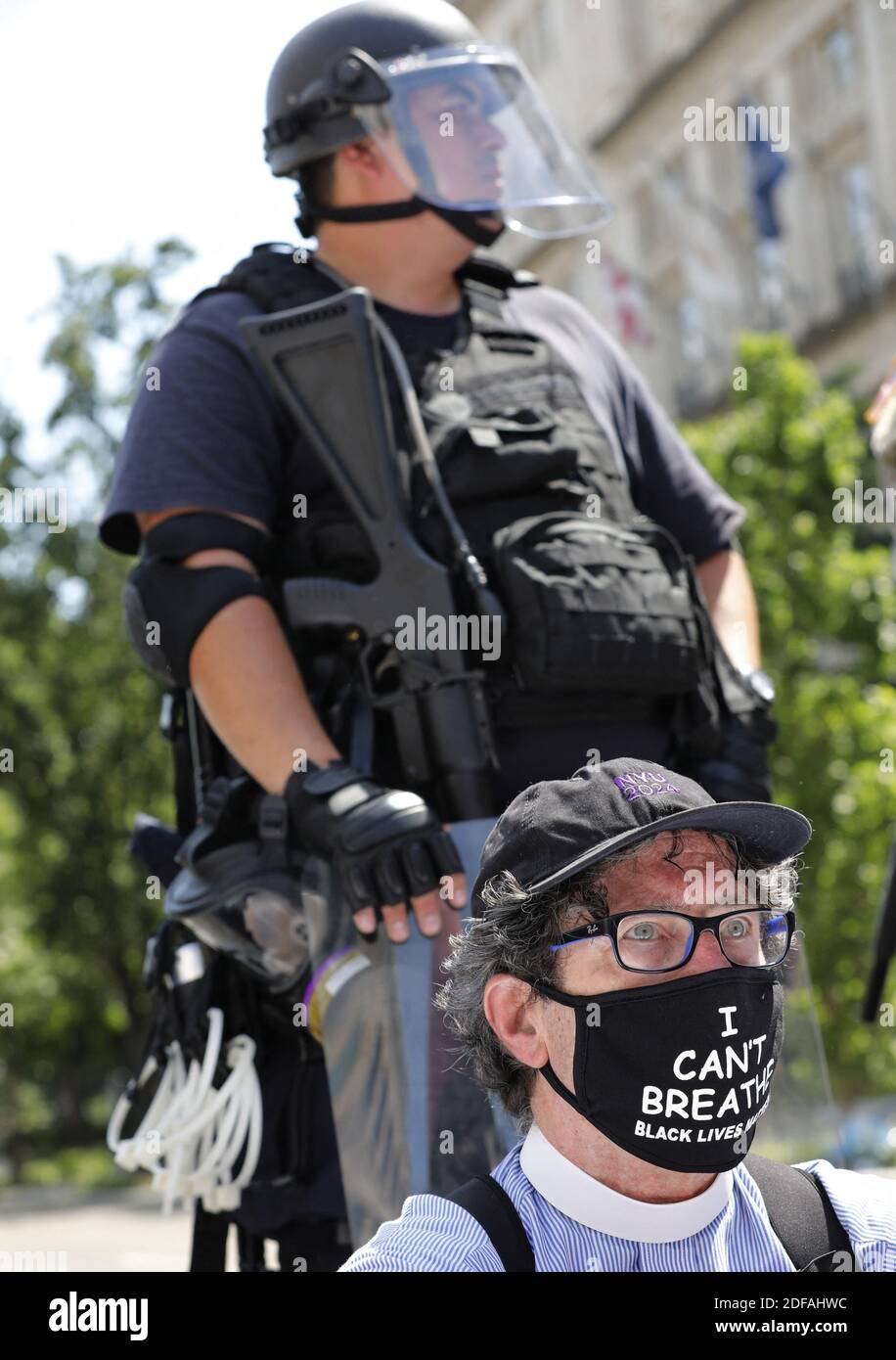 Ein Mitglied des Klerus sitzt auf einem Boden während eines Protests gegen den Tod in Minneapolis Sorgerecht von George Floyd, in der Nähe des Weißen Hauses in Washington am 3. Juni 2020. Foto von Yuri Gripas/ABACAPRESS.COM Stockfoto