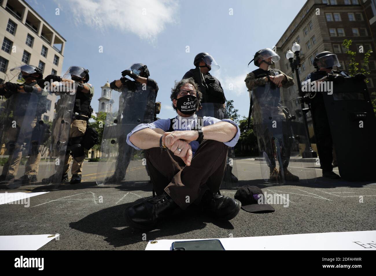 Ein Mitglied des Klerus sitzt auf einem Boden während eines Protests gegen den Tod in Minneapolis Sorgerecht von George Floyd, in der Nähe des Weißen Hauses in Washington am 3. Juni 2020. Foto von Yuri Gripas/ABACAPRESS.COM Stockfoto