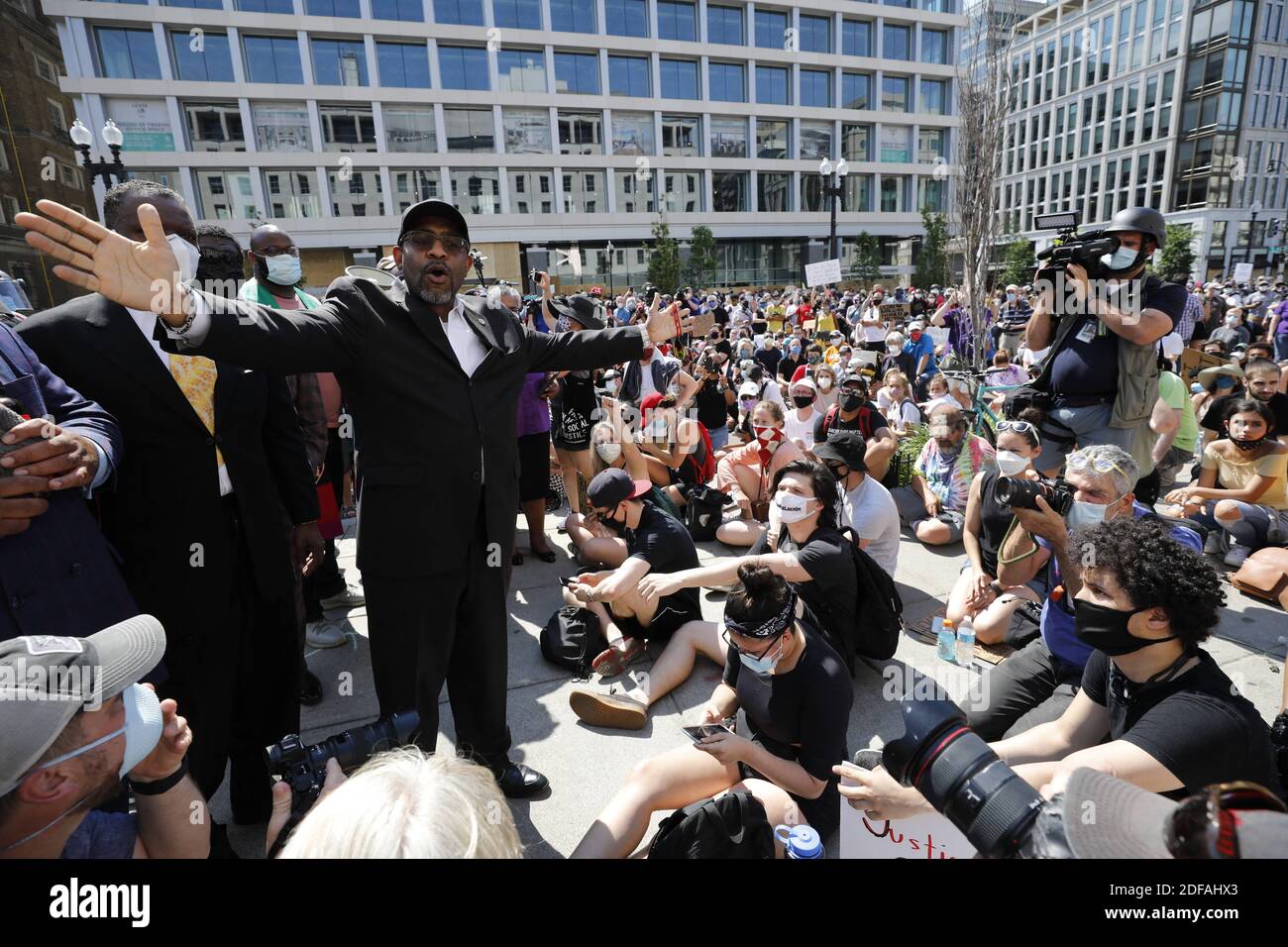 Ein Mitglied des Klerus spricht Demonstranten während eines Protests gegen den Tod in Minneapolis Gewahrsam von George Floyd, in der Nähe des Weißen Hauses in Washington am 3. Juni 2020. Foto von Yuri Gripas/ABACAPRESS.COM Stockfoto