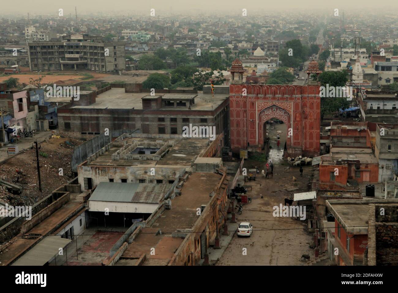 Galta Gate, eines der Tore in und um Jaipur City in Rajasthan, Indien. Stockfoto