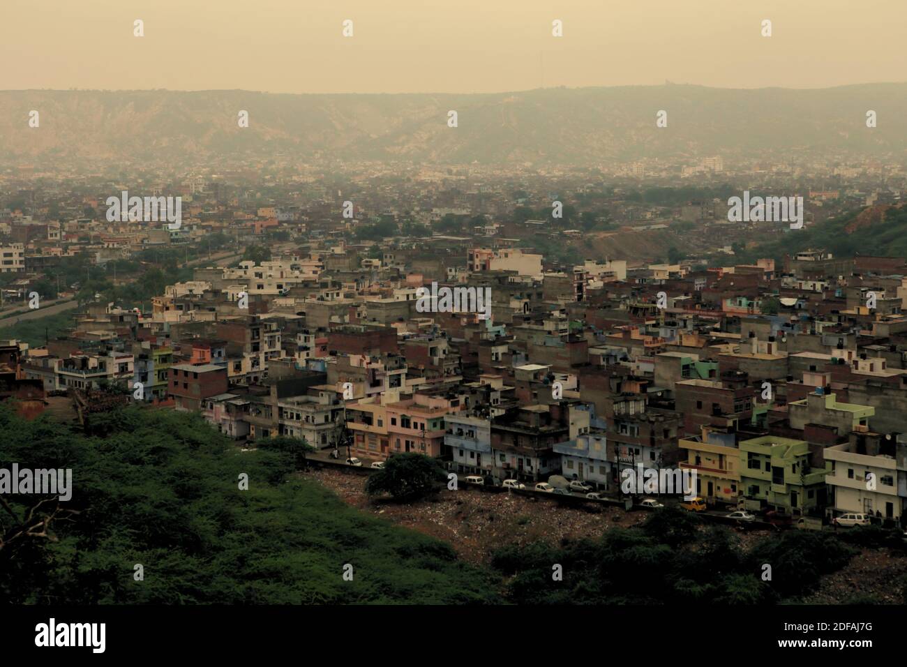 Blick auf Jaipur Stadt von einer Straße, die zu Surya Mandir (Sun Temple). Jaipur, Rajasthan, Indien Stockfoto
