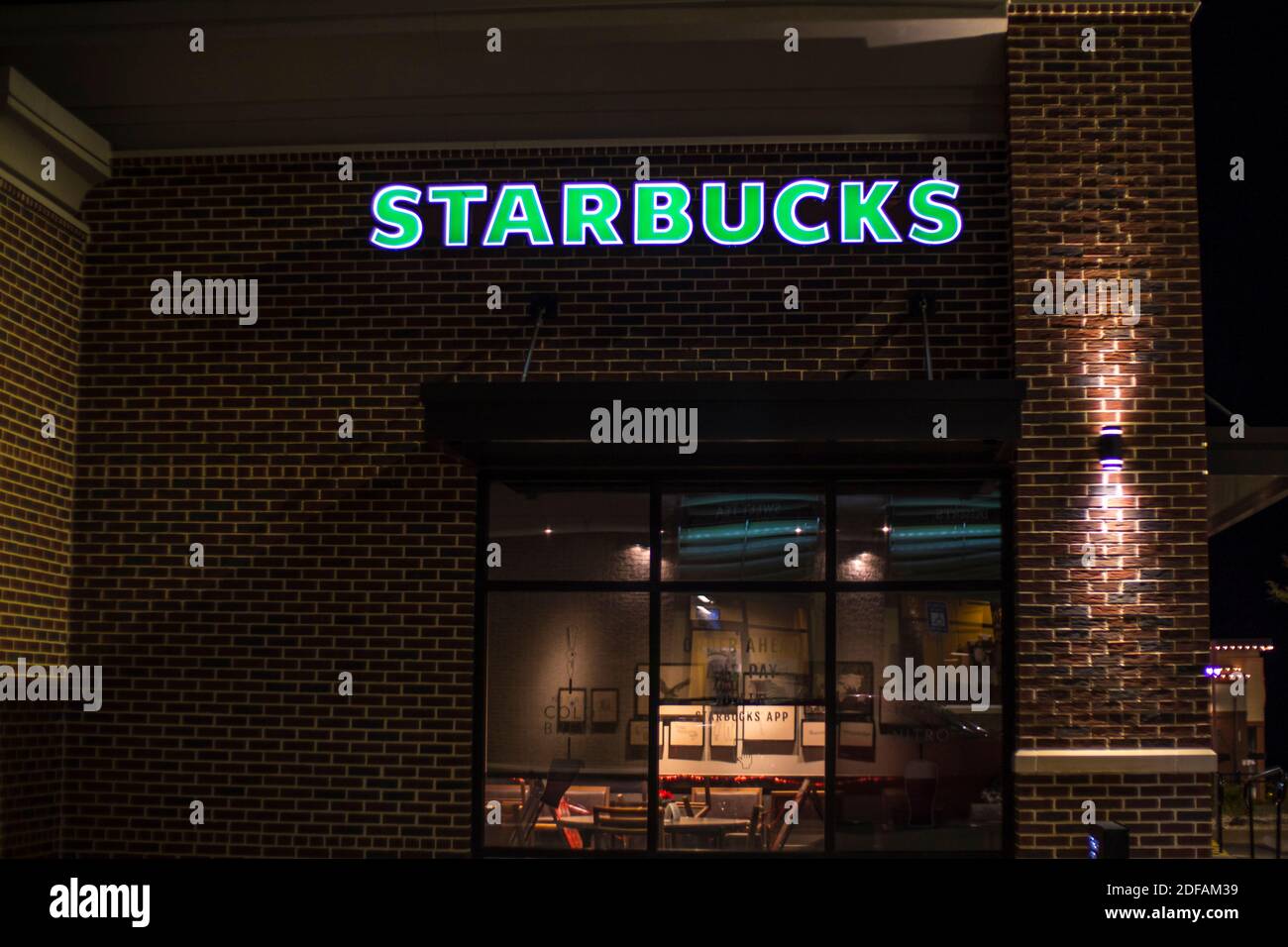 Augusta, GA USA - 12 02 20: Starbucks Coffee Restaurant am Nachtgeschäft Eingangsschild Stockfoto