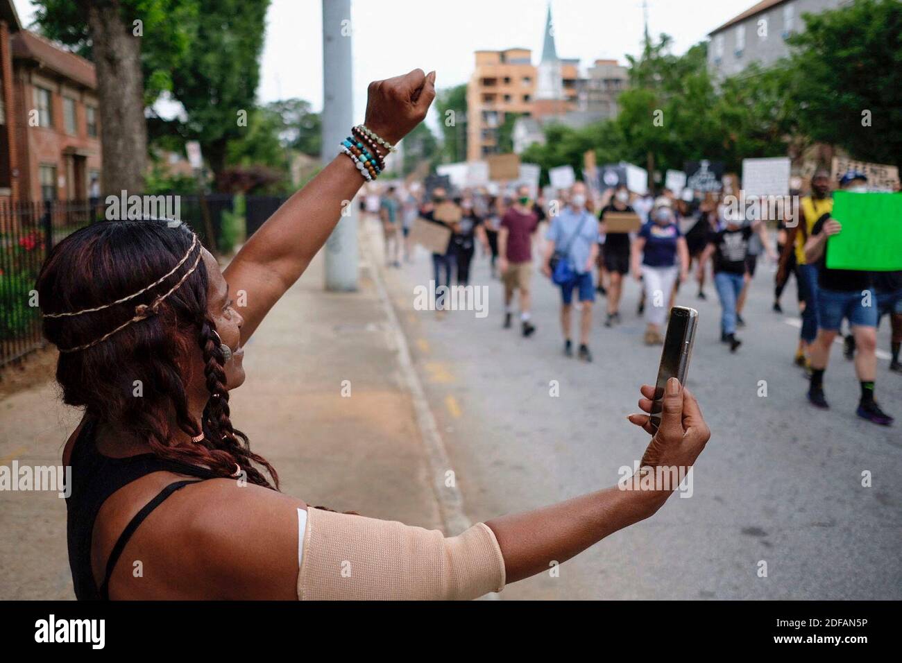 KEIN FILM, KEIN VIDEO, KEIN Fernsehen, KEIN DOKUMENTARFILM - EINE große Gruppe von Demonstranten marschieren am Samstag, den 6. Juni 2020, vom Martin Luther King Center in Richtung Piedmont Park in Atlanta, während die Demonstrationen landesweit nach dem Tod von George Floyd in Minneapolis Polizeigewahrsam weitergehen. Foto von Ben Gray/Atlanta Journal-Constitution/TNS/ABACAPRESS.COM) Stockfoto