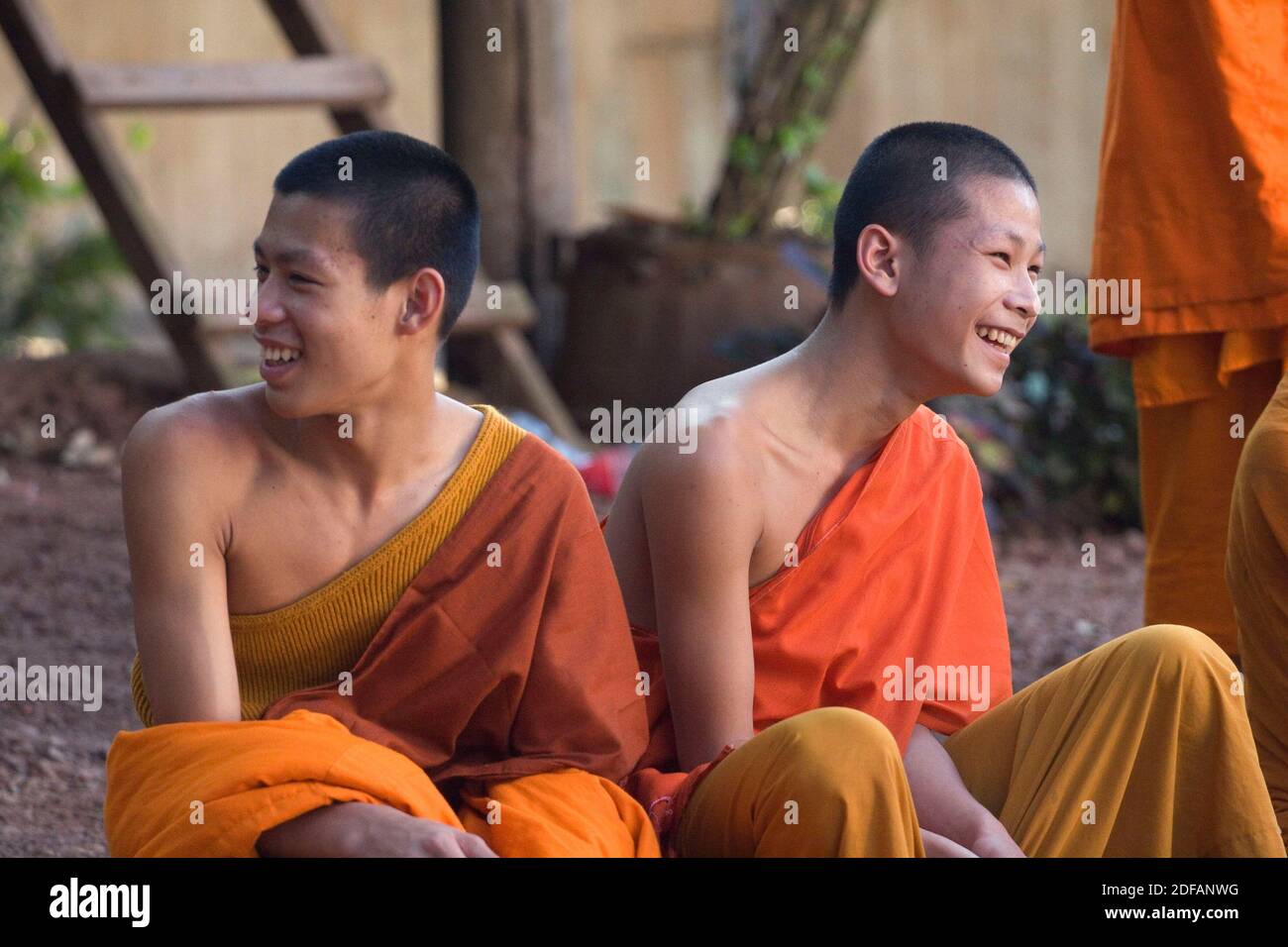 Hinayana buddhistische Mönche im Wat Pa Huak in der ehemaligen französischen provinziellen Stadt von LUANG RACHENTUPFER - LAOS Stockfoto