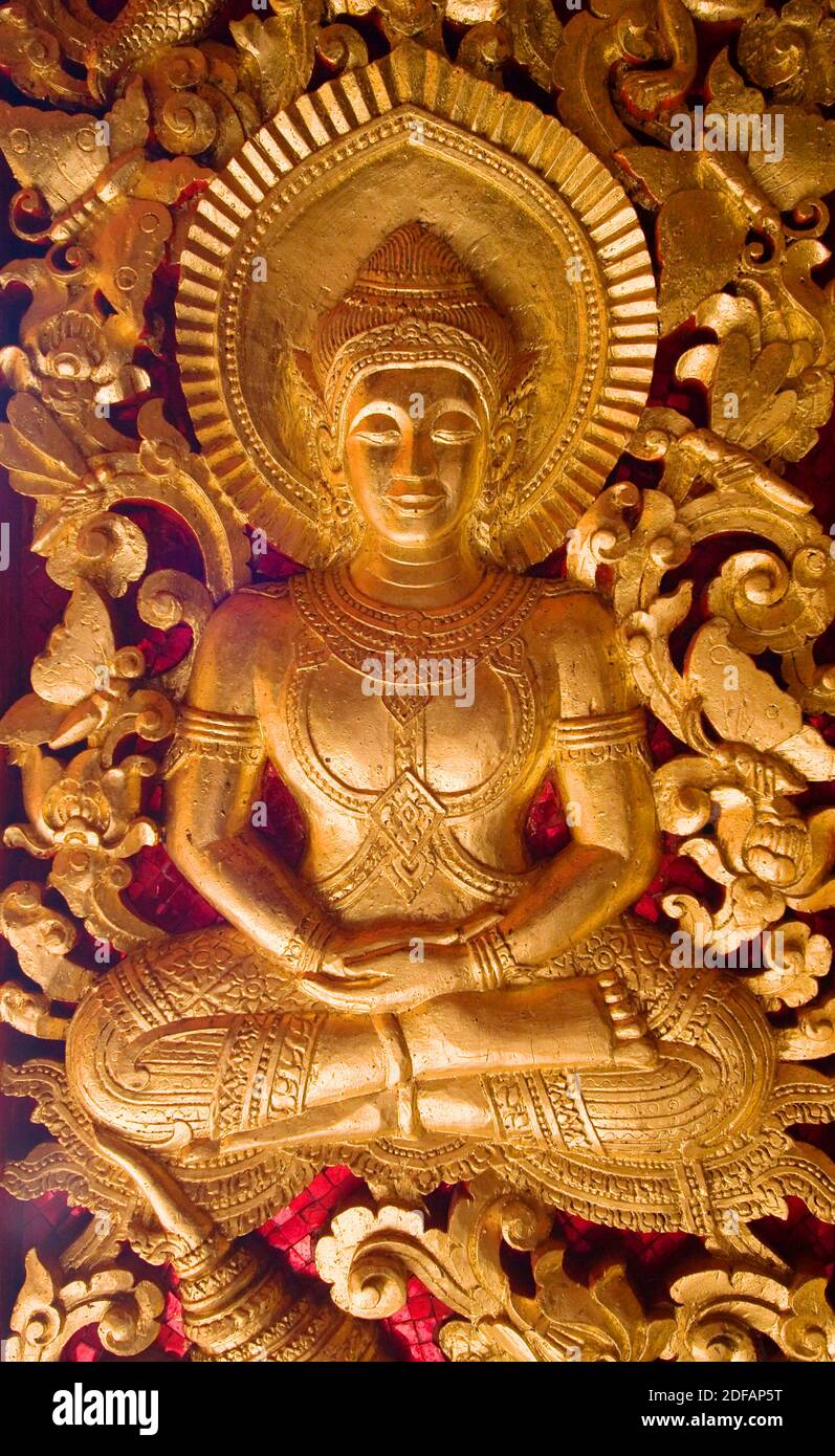 Buddha-Bild im Sala Pha Bang, erbaut 2004, um einen goldenen Buddha namens der große Pha Bang (Luang Probang) - LUANG PROBANG, LAOS zu beherbergen Stockfoto