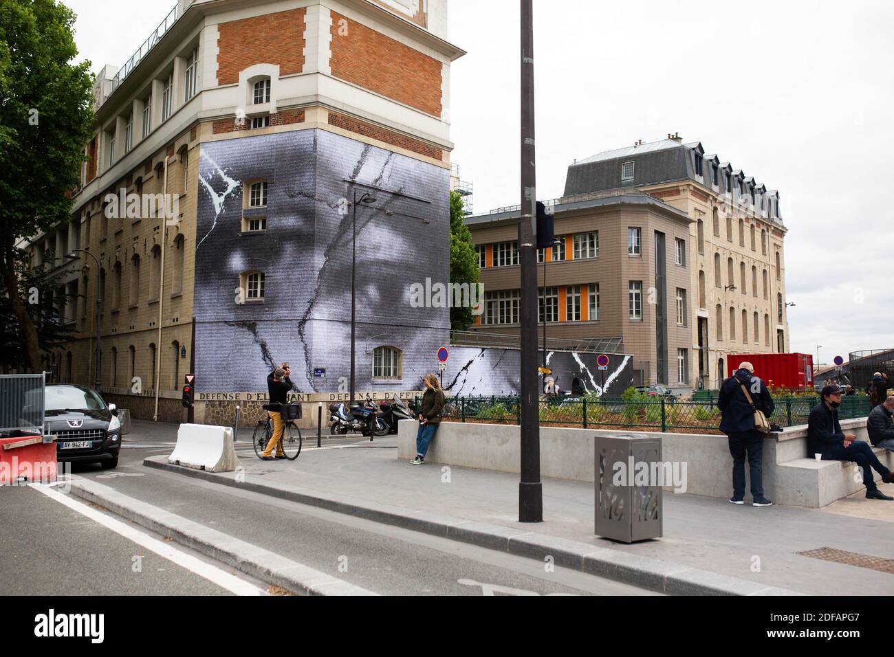 Riesiges Wandgemälde des französischen Straßenkünstlers JR zu Ehren von Adama Traore, einem schwarzen Mann, der 2016 in Polizeigewahrsam starb, am 9. Juni 2020 in Paris. Eine Welle globaler Proteste nach Floyds tödlicher Verhaftung verstärkte die Aufmerksamkeit auf den Tod von Adama Traore, einem 24-jährigen Schwarzen, in französischer Polizeigewahrsam im Jahr 2016 und erneute Kontroversen über Behauptungen von Rassismus und Brutalität innerhalb der Gewalt. Foto von Raphael Lafargue/ABACAPRESS.COM Stockfoto