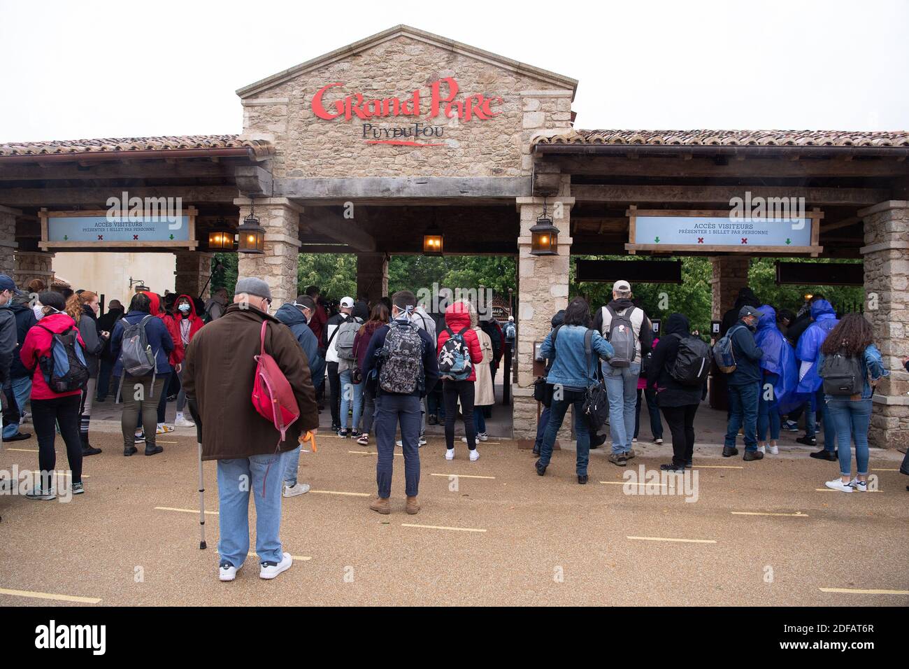 Menschen während der Wiedereröffnung des Parks ‘Le Puy du Fou’ (nach 2 Monaten Schließung wegen Covid-19 Pandemie) in Vendee, Frankreich am 11. Juni 2020. Foto von David Niviere/ABACAPRESS.COM Stockfoto