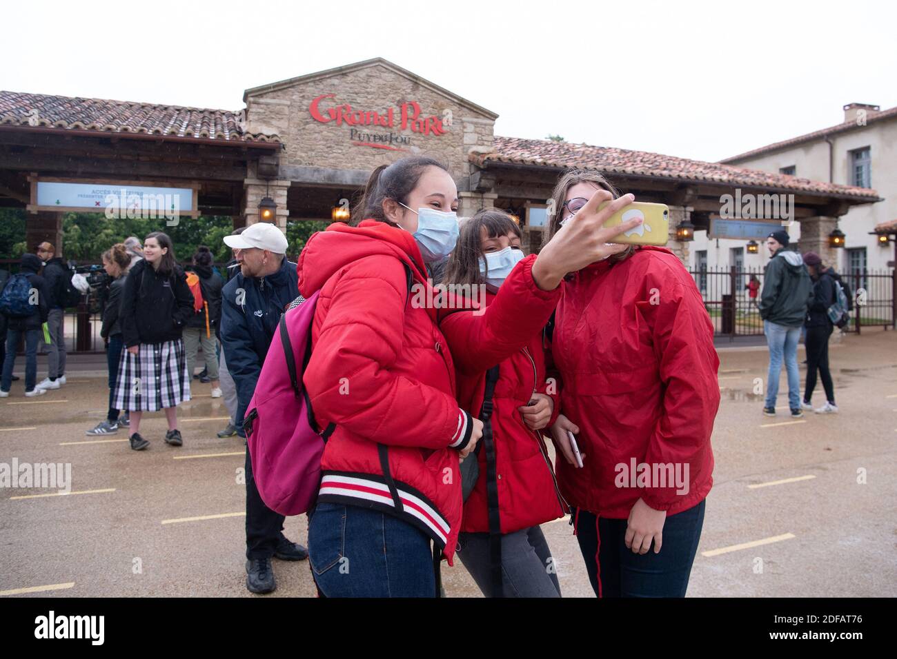 Menschen während der Wiedereröffnung des Parks ‘Le Puy du Fou’ (nach 2 Monaten Schließung wegen Covid-19 Pandemie) in Vendee, Frankreich am 11. Juni 2020. Foto von David Niviere/ABACAPRESS.COM Stockfoto