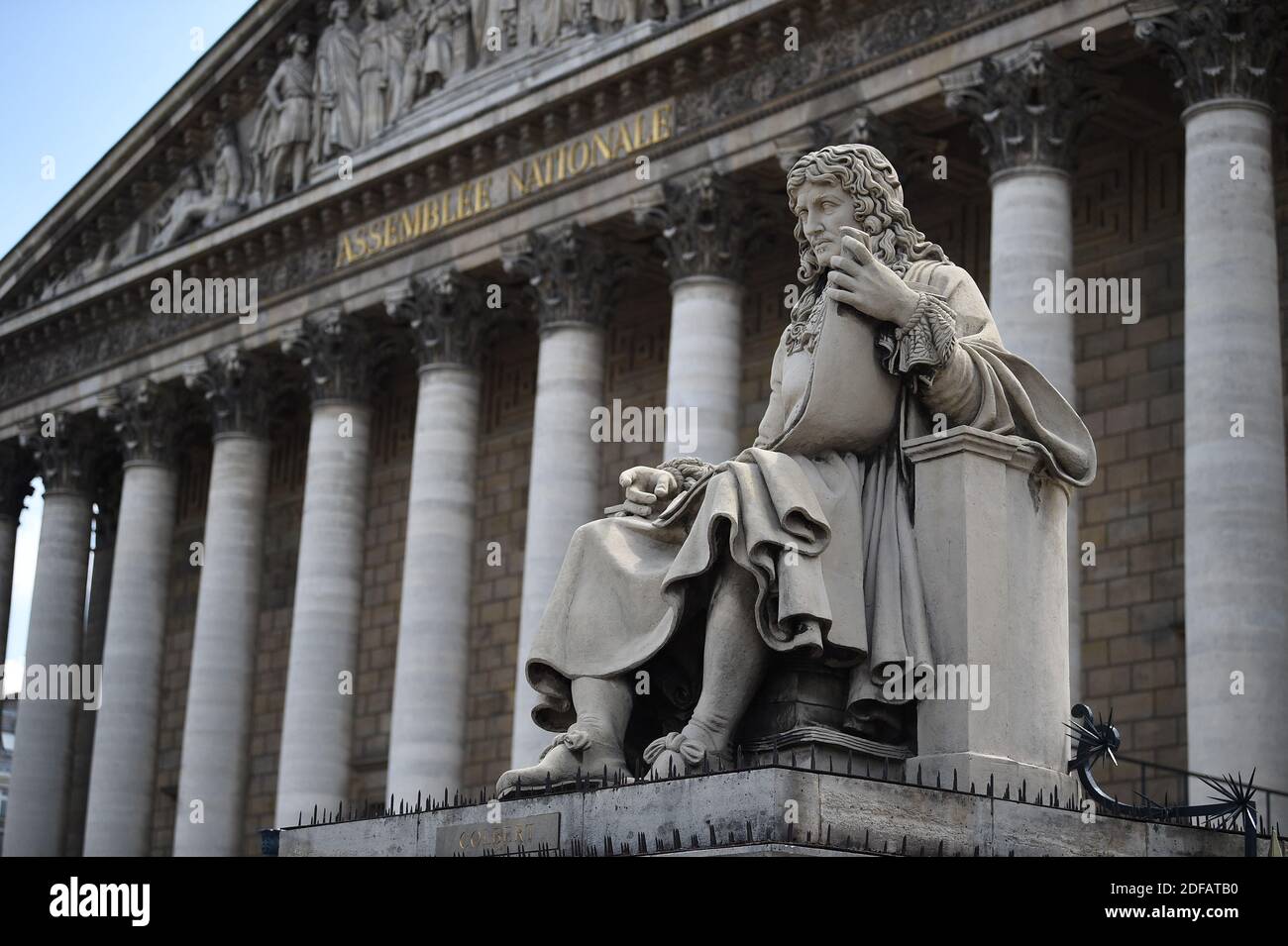 Statue von Jean-Baptiste Colbert, vor der Nationalversammlung in Paris, Frankreich am 11. Juni 2020. Es ist eine der Statuen, auf die einige antirassistische Aktivisten hingewiesen haben. Statuen historischer Persönlichkeiten, die mit Sklaverei in Verbindung stehen, wurden in den letzten Tagen bei Demonstrationen gegen Polizeigewalt und Rassismus in mehreren Ländern verwüstet. Einige Verbände fordern, dass andere Statuen, wie die von Colbert, dem Autor des Schwarzen Kodex, vor der Nationalversammlung freigegeben werden. Jean-Baptiste Colbert (29. August 1619, Reims - 6. September 1683, Paris) war der Comptroller General von Financ Stockfoto