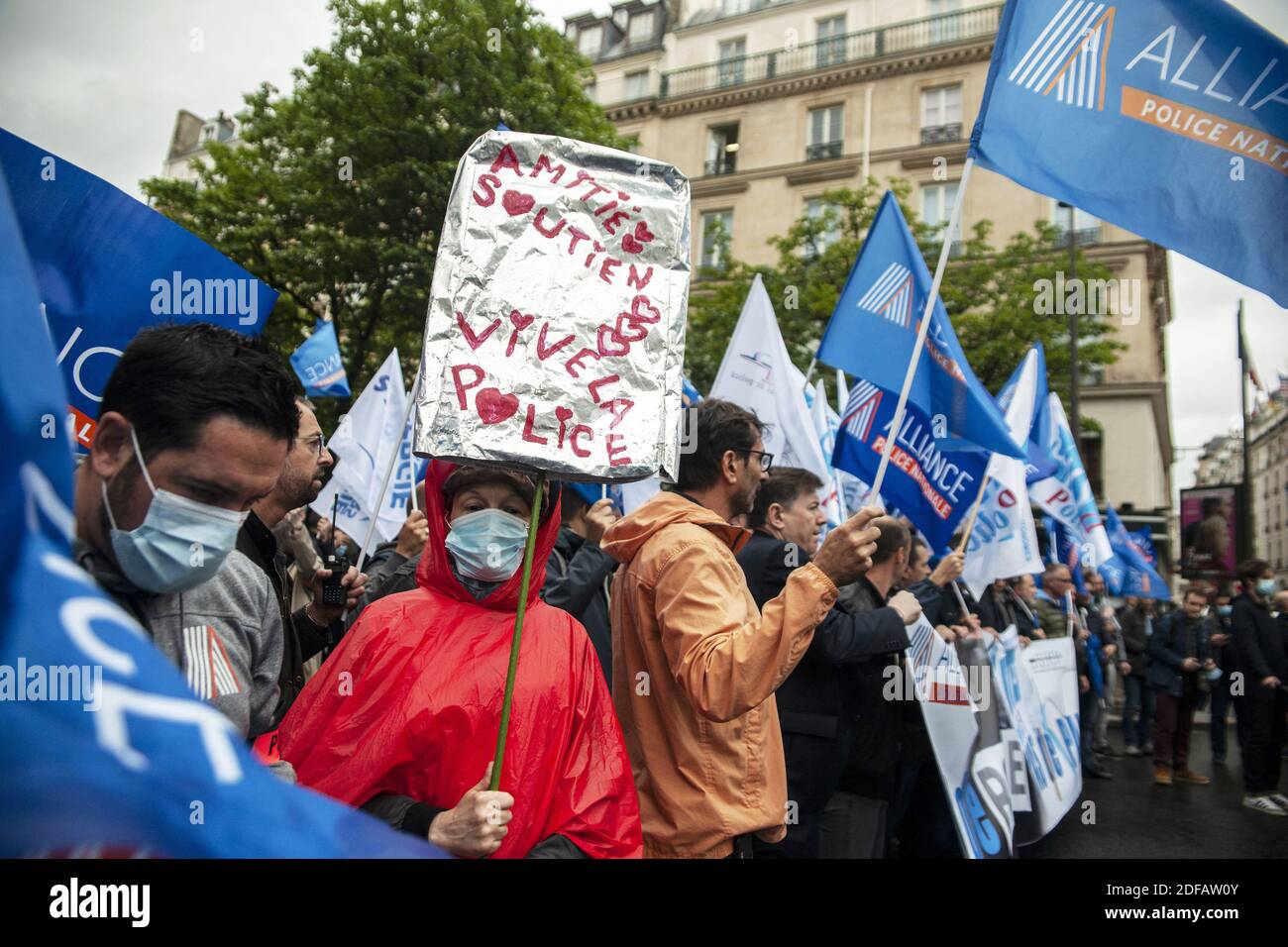 Protest von Mitgliedern der französischen Polizeigewerkschaften auf der Champs-Elysees Avenue am 12. Juni 2020 in Paris gegen die latest Ankündigungen des französischen Innenministers nach Demonstrationen gegen Rassismus und Polizeigewalt. Innenminister Verbot der Polizei, Drohgeburten zu verwenden, um Verdächtige zu verhaften, und versprach "Null Toleranz" für Rassismus bei der Strafverfolgung. Er hat eingeräumt, dass zu viele Offiziere in den letzten Wochen "in ihrer republikanischen Pflicht gescheitert sind", wobei mehrere Fälle rassistischer und diskriminierender Äußerungen aufgedeckt wurden. Foto von Pierrick Villette/Avenir Pictures/ABACAPRESS.COM Stockfoto