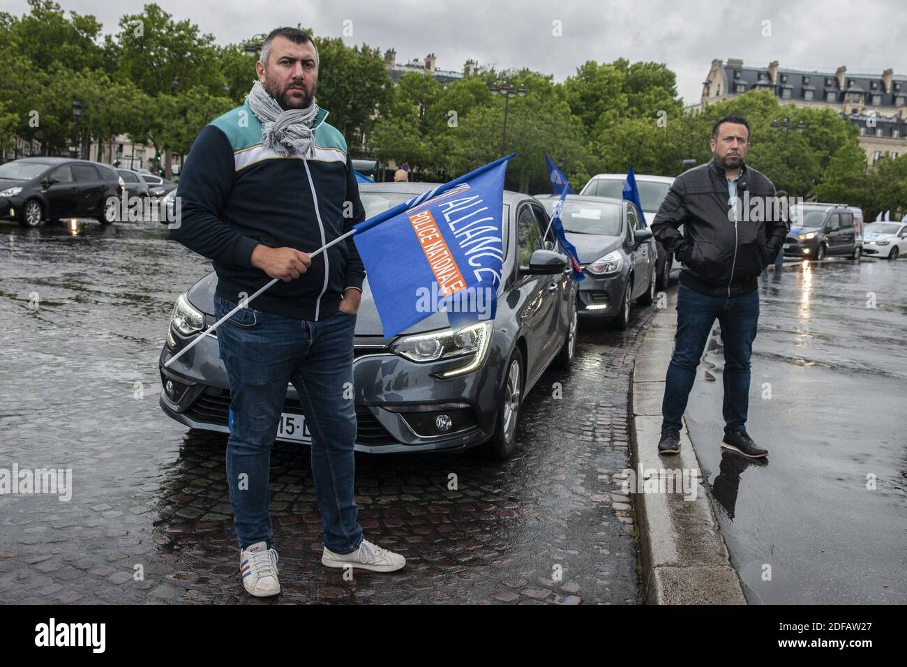 Protest von Mitgliedern der französischen Polizeigewerkschaften auf der Champs-Elysees Avenue am 12. Juni 2020 in Paris gegen die latest Ankündigungen des französischen Innenministers nach Demonstrationen gegen Rassismus und Polizeigewalt. Innenminister Verbot der Polizei, Drohgeburten zu verwenden, um Verdächtige zu verhaften, und versprach "Null Toleranz" für Rassismus bei der Strafverfolgung. Er hat eingeräumt, dass zu viele Offiziere in den letzten Wochen "in ihrer republikanischen Pflicht gescheitert sind", wobei mehrere Fälle rassistischer und diskriminierender Äußerungen aufgedeckt wurden. Foto von Pierrick Villette/Avenir Pictures/ABACAPRESS.COM Stockfoto