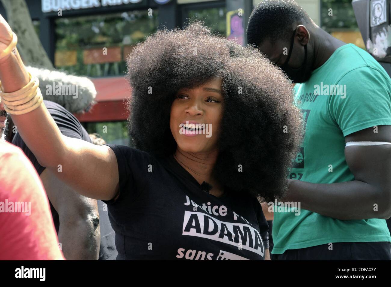 ASSA Traore, die Schwester von Adama Traore, die 2016 in Polizeigewahrsam starb, spricht während einer Kundgebung im Rahmen der weltweiten Proteste gegen Rassismus und Polizeibrutalität auf dem Place de la Republique in Paris. Eine Welle globaler Proteste nach der tödlichen Verhaftung von US-Georges Floyd verstärkte die Aufmerksamkeit auf den Tod von Adama Traore, einem 24-jährigen Schwarzen, in französischer Polizeigewahrsam im Jahr 2016 und erneute Kontroversen über Behauptungen von Rassismus und Brutalität innerhalb der Streitkräfte. Paris, Frankreich am 13. Juni 2020. Foto von Alfred Yaghobzadeh/ABACAPRESS.COM Stockfoto