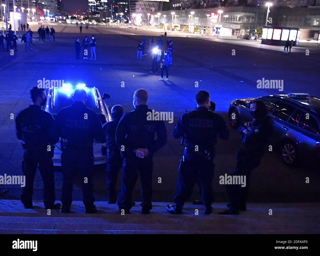 Polizeibeamte stehen am 15. Juni 2020 im Geschäftsgebiet La Defense, westlich von Paris, Frankreich, während eines Protestes als Reaktion auf die Ankündigungen des französischen Innenministers vom 9. Juni inmitten der jüngsten Welle von Protesten gegen Rassismus und Polizeigewalt. Die französische Polizei hat in ihren Reihen Proteste gegen Rassismus veranstaltet und Spitzenbeamte angegriffen, weil sie es versäumt haben, die Gewalt gegen die Anschuldigungen zu verteidigen, die durch die Unruhen in den USA über den Tod von George Floyd verstärkt wurden. Der französische Innenminister sagte auch, dass die Polizei nicht mehr erlaubt sein würde, Würgegriffe zu verwenden, um Verdächtige zu verhaften, ein Schritt, der von vielen Offizieren a verspottet wurde Stockfoto