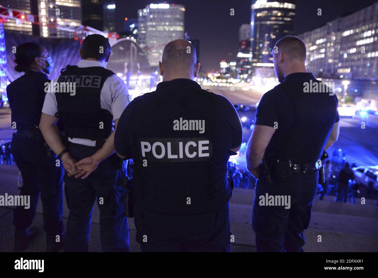 Polizeibeamte stehen am 15. Juni 2020 im Geschäftsgebiet La Defense, westlich von Paris, Frankreich, während eines Protestes als Reaktion auf die Ankündigungen des französischen Innenministers vom 9. Juni inmitten der jüngsten Welle von Protesten gegen Rassismus und Polizeigewalt. Die französische Polizei hat in ihren Reihen Proteste gegen Rassismus veranstaltet und Spitzenbeamte angegriffen, weil sie es versäumt haben, die Gewalt gegen die Anschuldigungen zu verteidigen, die durch die Unruhen in den USA über den Tod von George Floyd verstärkt wurden. Der französische Innenminister sagte auch, dass die Polizei nicht mehr erlaubt sein würde, Würgegriffe zu verwenden, um Verdächtige zu verhaften, ein Schritt, der von vielen Offizieren a verspottet wurde Stockfoto