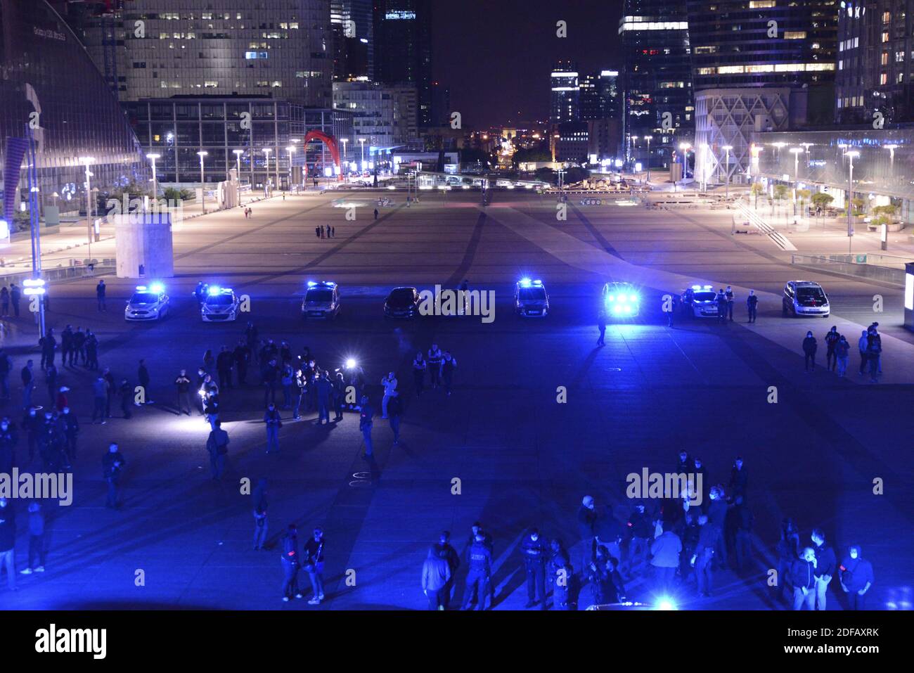 Polizeibeamte stehen am 15. Juni 2020 im Geschäftsgebiet La Defense, westlich von Paris, Frankreich, während eines Protestes als Reaktion auf die Ankündigungen des französischen Innenministers vom 9. Juni inmitten der jüngsten Welle von Protesten gegen Rassismus und Polizeigewalt. Die französische Polizei hat in ihren Reihen Proteste gegen Rassismus veranstaltet und Spitzenbeamte angegriffen, weil sie es versäumt haben, die Gewalt gegen die Anschuldigungen zu verteidigen, die durch die Unruhen in den USA über den Tod von George Floyd verstärkt wurden. Der französische Innenminister sagte auch, dass die Polizei nicht mehr erlaubt sein würde, Würgegriffe zu verwenden, um Verdächtige zu verhaften, ein Schritt, der von vielen Offizieren a verspottet wurde Stockfoto
