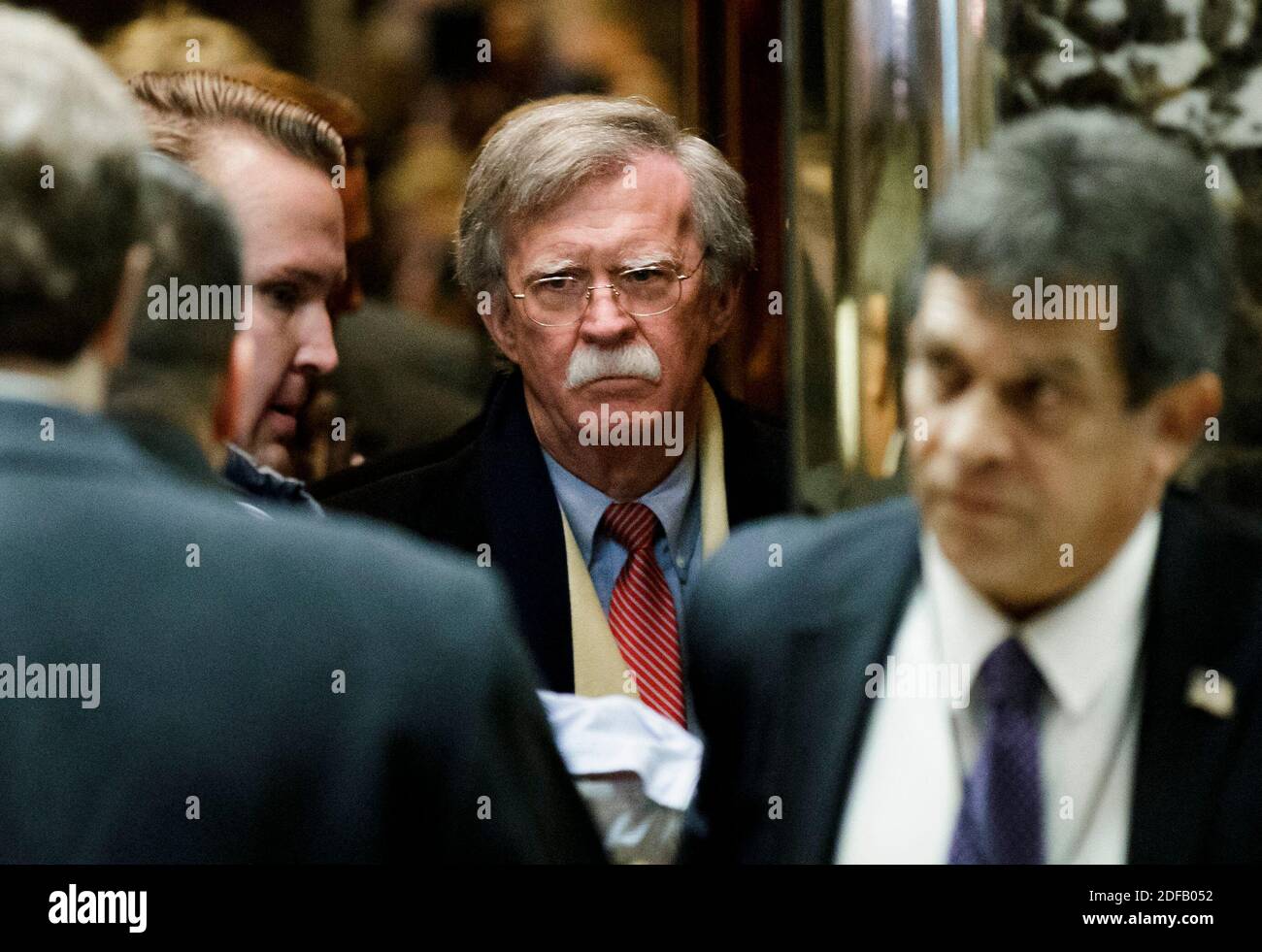 Datei-Foto vom 2. Dezember 2016 von John Bolton kommt zu einem Treffen mit dem designierten Präsidenten Donald Trump im Trump Tower in New York City, NY, USA. Das Justizministerium hat eine Zivilbeschwerde gegen den ehemaligen nationalen Sicherheitsberater John Bolton eingereicht, um ihn daran zu hindern, ein Buch über seine Amtszeit im Weißen Haus zu veröffentlichen, mit dem Argument, dass es "klassifizierte Informationen" enthält, die die nationale Sicherheit gefährden könnten. Präsident Trump sprach seinen tiefen Unmut mit Bolton und seinem Buch in einer Sitzung im Kabinettsaal am Montag an. Foto von Justin Lane/Pool/ABACAPRESS.COM Stockfoto