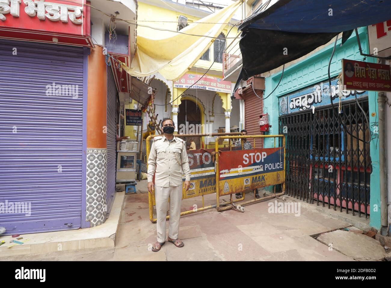 Polizeikräfte am Haupttor des berühmten Baba Baidyanath-Dham-Tempels der nordöstlichen Staaten, wie vom District Collector während ubnlock-1 in Deoghar, Jharkhand, Indien am 17. Juni 2020. Distriktsammler traf diese Entscheidung, weil Ehrfurten begannen zu kommen, um herrn Shiva in größerer Zahl zu beten, nachdem die Sperre beendet war, was zu höheren Chancen der Verbreitung des Corona-Virus in der Stadt führte. Foto von Anshuman Akash/ABACAPRESS.COM Stockfoto Polizeikräfte am Haupttor des berühmten Baba Baidyanath-Dham-Tempels der nordöstlichen Staaten, wie vom District Collector während ubnlock-1 in Deoghar, Jharkhand, Indien am 17. Juni 2020. Distriktsammler traf diese Entscheidung, weil Ehrfurten begannen zu kommen, um herrn Shiva in größerer Zahl zu beten, nachdem die Sperre beendet war, was zu höheren Chancen der Verbreitung des Corona-Virus in der Stadt führte. Foto von Anshuman Akash/ABACAPRESS.COM Stockfoto