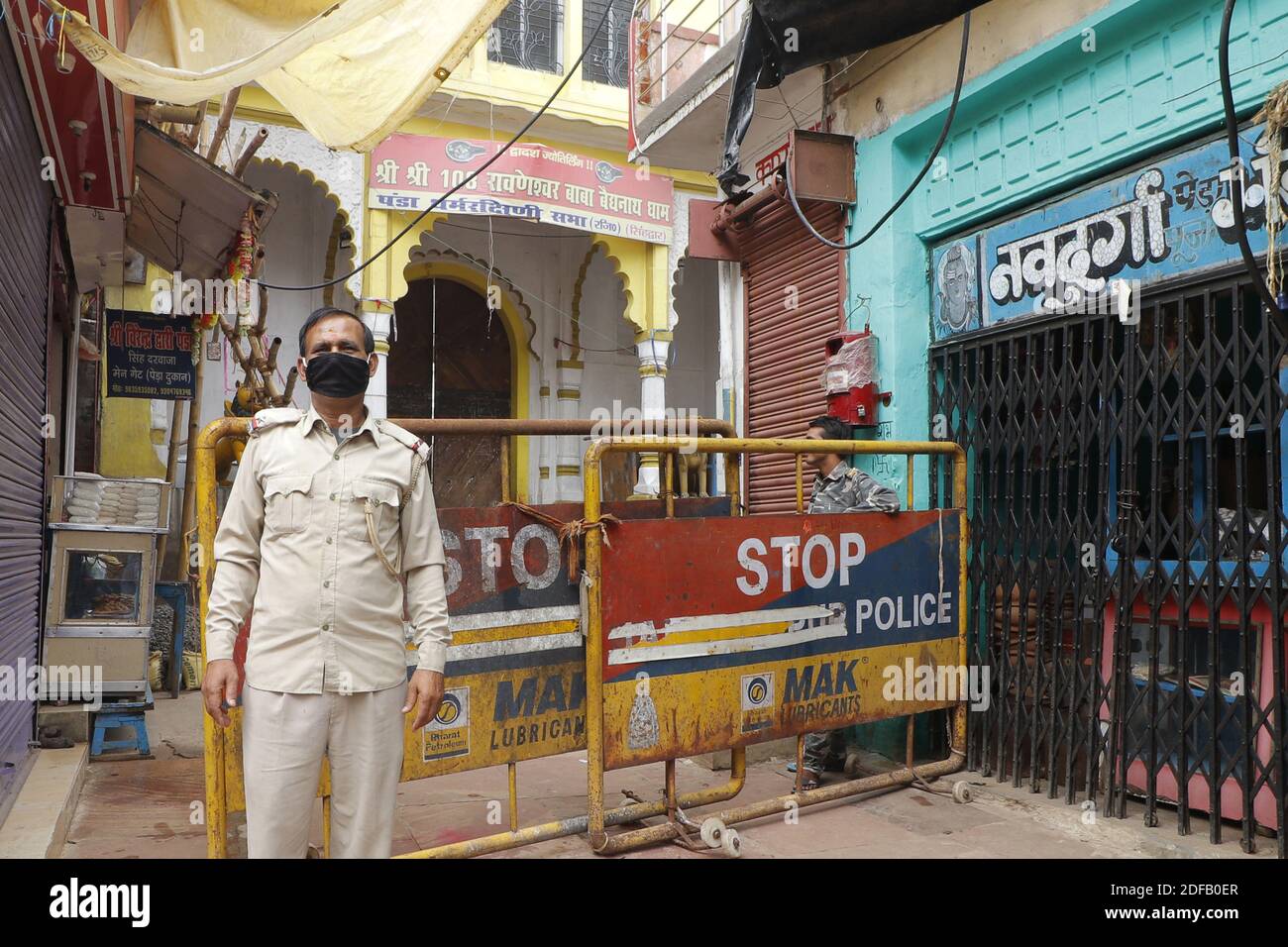 Polizeikräfte am Haupttor des berühmten Baba Baidyanath-Dham-Tempels der nordöstlichen Staaten, wie vom District Collector während ubnlock-1 in Deoghar, Jharkhand, Indien am 17. Juni 2020. Distriktsammler traf diese Entscheidung, weil Ehrfurten begannen zu kommen, um herrn Shiva in größerer Zahl zu beten, nachdem die Sperre beendet war, was zu höheren Chancen der Verbreitung des Corona-Virus in der Stadt führte. Foto von Anshuman Akash/ABACAPRESS.COM Stockfoto Polizeikräfte am Haupttor des berühmten Baba Baidyanath-Dham-Tempels der nordöstlichen Staaten, wie vom District Collector während ubnlock-1 in Deoghar, Jharkhand, Indien am 17. Juni 2020. Distriktsammler traf diese Entscheidung, weil Ehrfurten begannen zu kommen, um herrn Shiva in größerer Zahl zu beten, nachdem die Sperre beendet war, was zu höheren Chancen der Verbreitung des Corona-Virus in der Stadt führte. Foto von Anshuman Akash/ABACAPRESS.COM Stockfoto