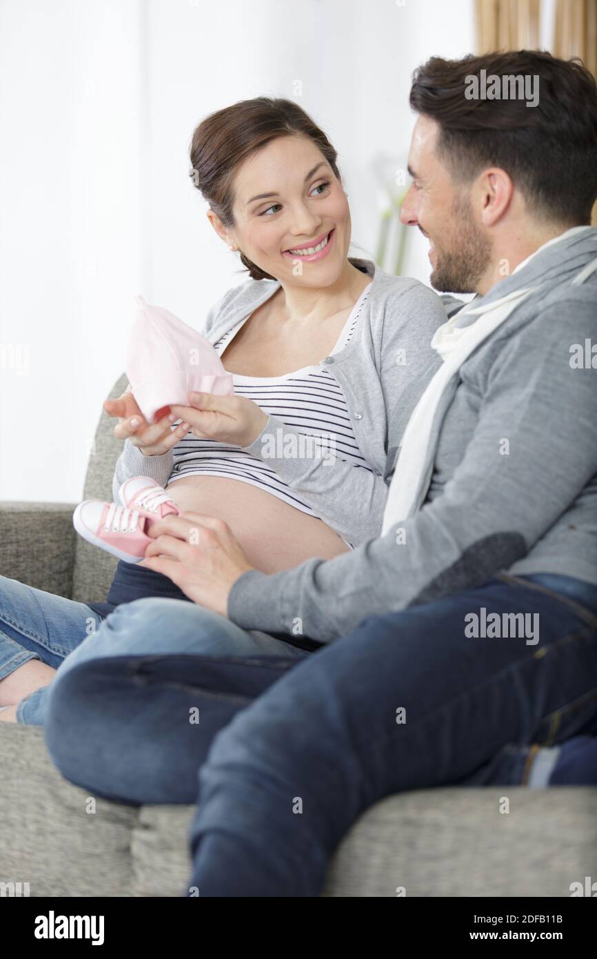 Schwangere Paar mit kleinen Hüten Stockfoto