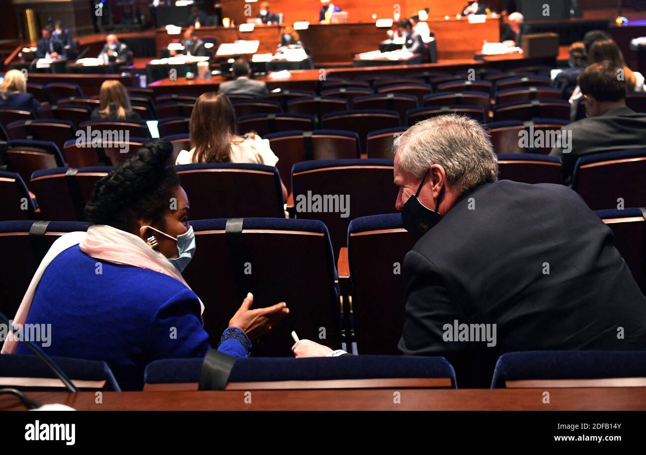 Der Stabschef des Weißen Hauses, Mark Meadows, spricht mit der Rep. Sheila Jackson Lee (D-TX) während der Aufschrift des Justizausschusses des Repräsentantenhauses von H.R. 7120, des "George Floyd Justice in Policing Act von 2020", auf dem Capitol Hill in Washington, DC am Mittwoch, 17. Juni 2020. Das Gesetz reformiert die Polizeiarbeit in den Vereinigten Staaten, einschließlich Bestimmungen zur Beendigung des Polizeifehlverhaltens und der Anwendung übermäßiger Gewalt. Foto von Kevin Dietsch/Pool/ABACAPRESS.COM Stockfoto