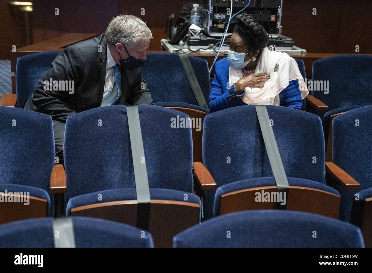 Die demokratische Vertreterin aus Texas, Sheila Jackson, spricht mit Mark Meadows, dem Stabschef des Weißen Hauses, während einer Aufschrift des Justizausschusses des Repräsentantenhauses über den "7120 Justice in Policing Act von 2020" im US-Kapitol in Washington, DC, USA, 17. Juni 2020. Der Tod von George Floyd während in Polizeigewahrsam in Minneapolis hat globale Proteste und einen Aufruf zur Polizeireform ausgelöst. Foto von SARAH SILBIGER/Pool/ABACAPRESS.COM Stockfoto