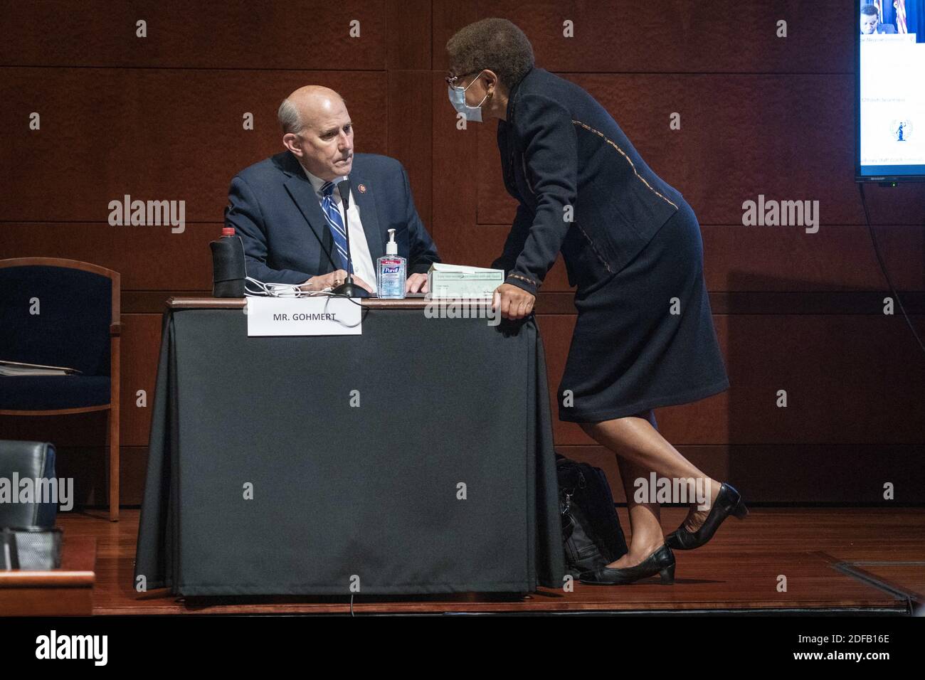 Demokratische Vertreterin aus Kalifornien und Vorsitzende des Black Caucus im Kongress, Karen Bass, spricht mit der republikanischen Vertreterin aus Texas, Louie Gohmert, während einer Sitzung des Justizausschusses des Repräsentantenhauses zum 7120. Juli 2020, dem "Justice in Policing Act", im US-Kapitol in Washington, DC, USA, 17. Juni 2020. Der Tod von George Floyd während in Polizeigewahrsam in Minneapolis hat globale Proteste und einen Aufruf zur Polizeireform ausgelöst. Foto von SARAH SILBIGER/Pool/ABACAPRESS.COM Stockfoto