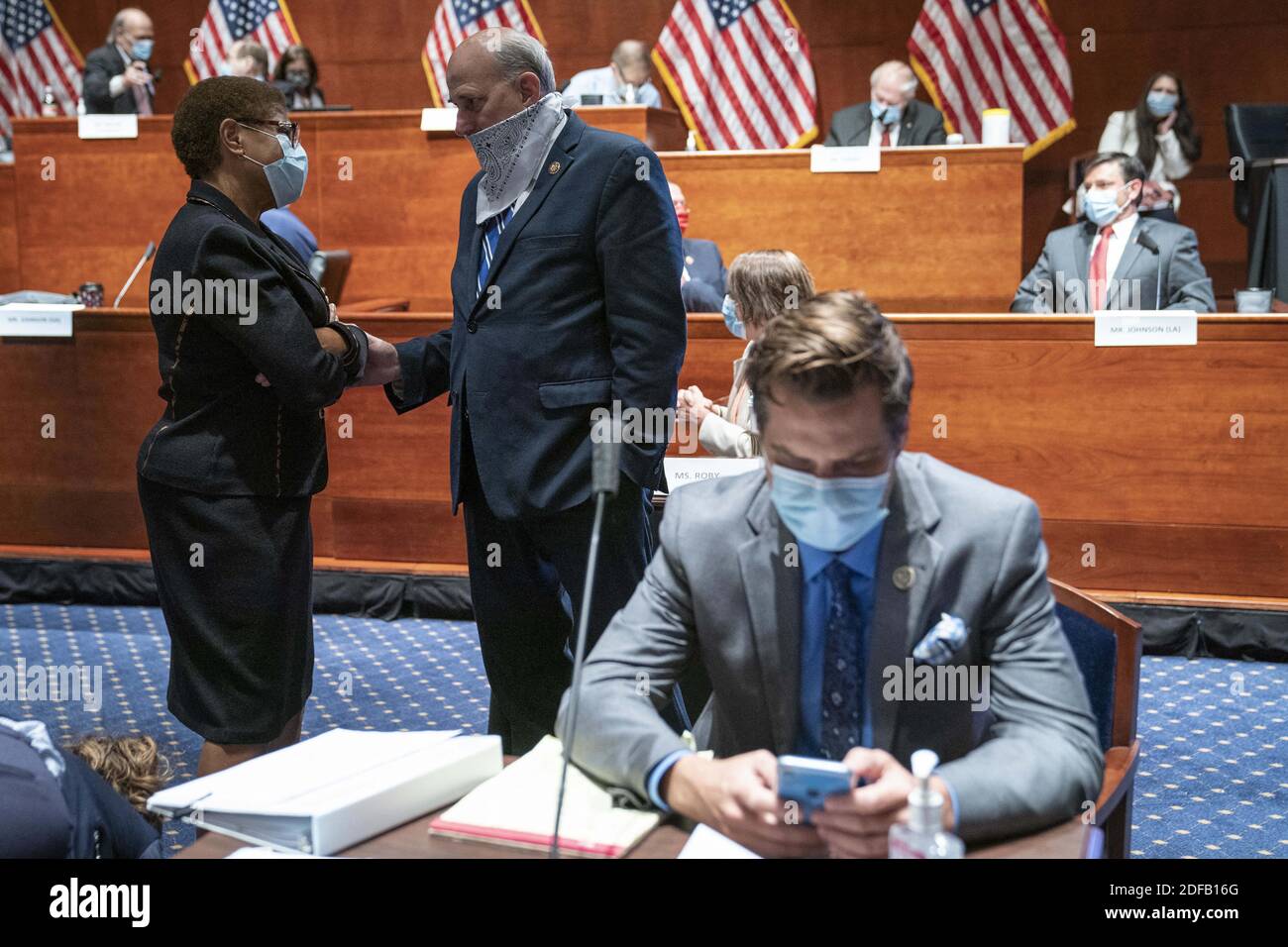 Demokratische Vertreterin aus Kalifornien und Vorsitzende des Black Caucus im Kongress, Karen Bass, spricht mit der republikanischen Vertreterin aus Texas, Louie Gohmert, während einer Sitzung des Justizausschusses des Repräsentantenhauses zum 7120. Juli 2020, dem "Justice in Policing Act", im US-Kapitol in Washington, DC, USA, 17. Juni 2020. Der Tod von George Floyd während in Polizeigewahrsam in Minneapolis hat globale Proteste und einen Aufruf zur Polizeireform ausgelöst. Foto von SARAH SILBIGER/Pool/ABACAPRESS.COM Stockfoto
