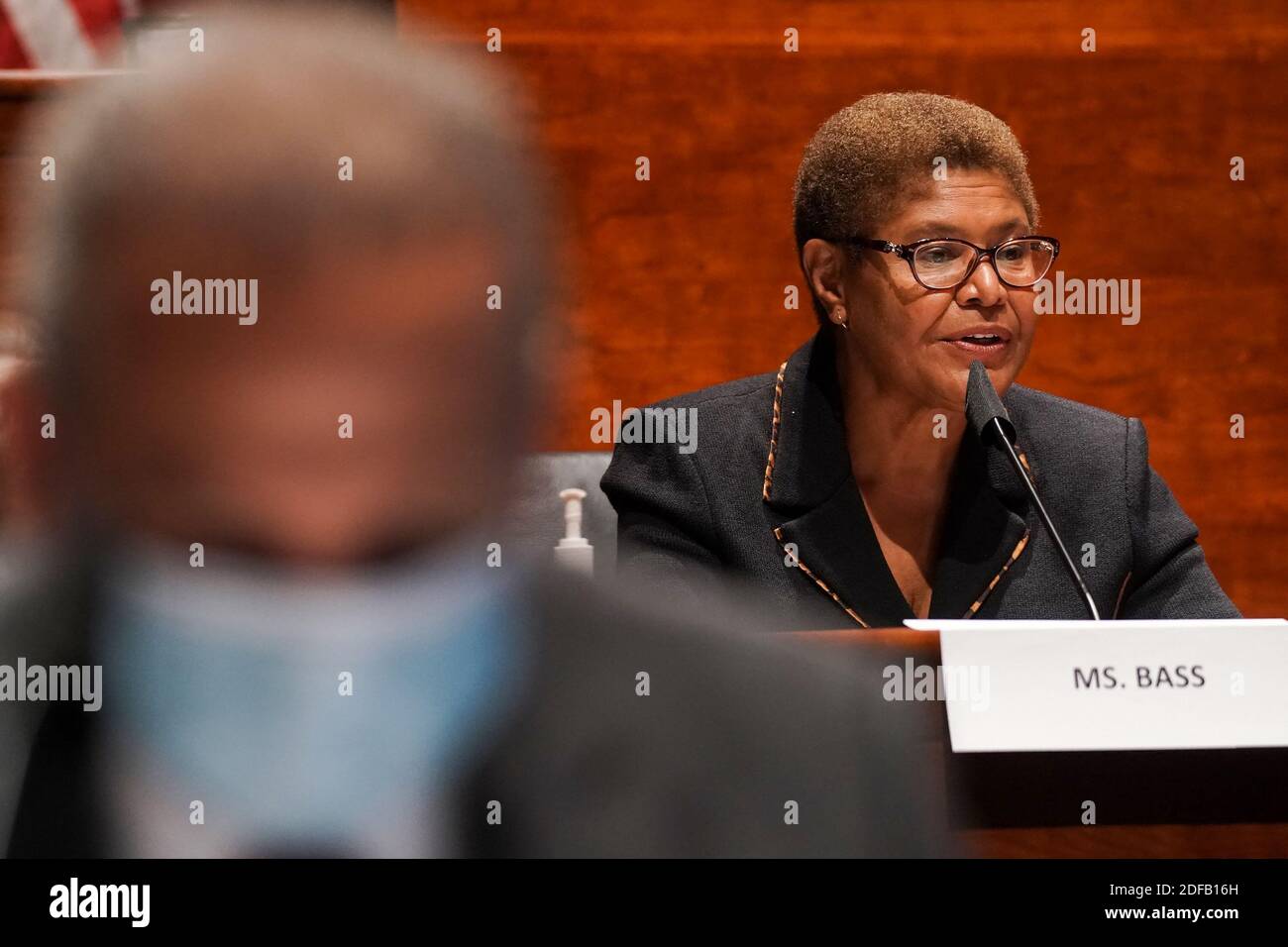 Rep. Karen Bass (D-Calif.) gibt eine Eröffnungserklärung während einer House Judiciary Committee Markup von H.R. 7120 The Justice in Policing Act am Mittwoch, 17. Juni 2020. Foto von Greg Nash/Pool/ABACAPRESS.COM Stockfoto